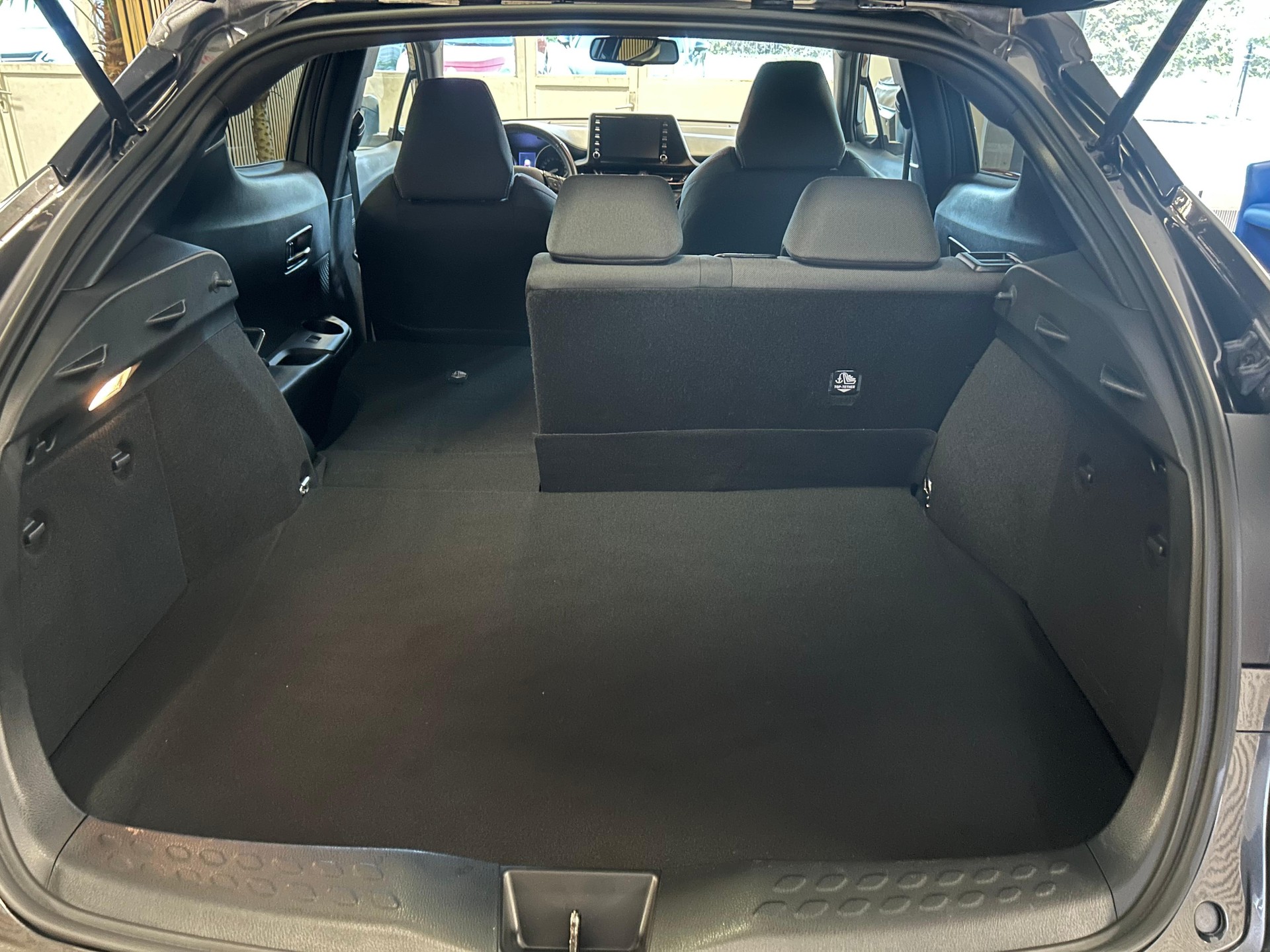 TOYOTA C-HR 2.0 VVTi HSD Trend-image-17