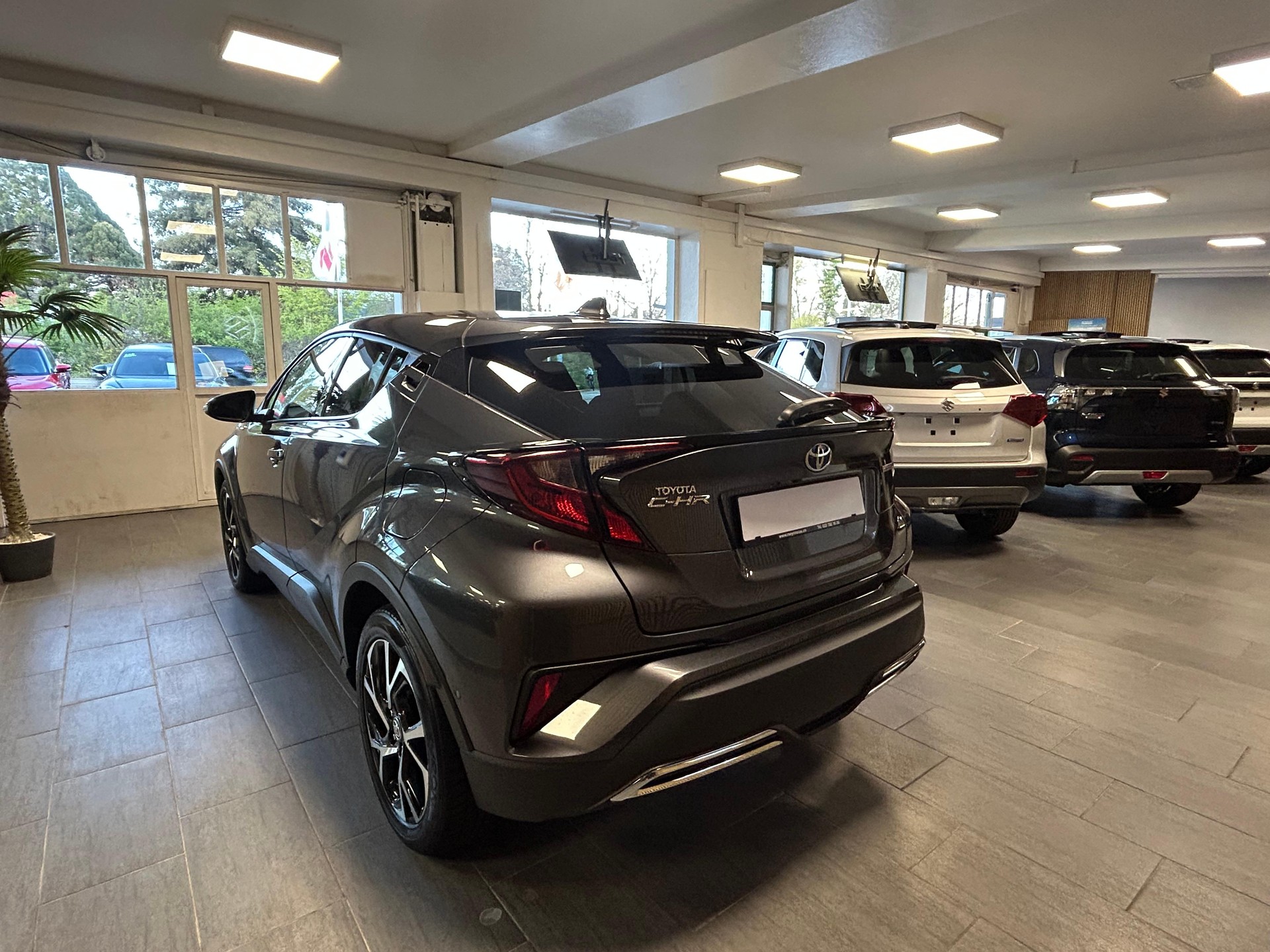 TOYOTA C-HR 2.0 VVTi HSD Trend-image-4