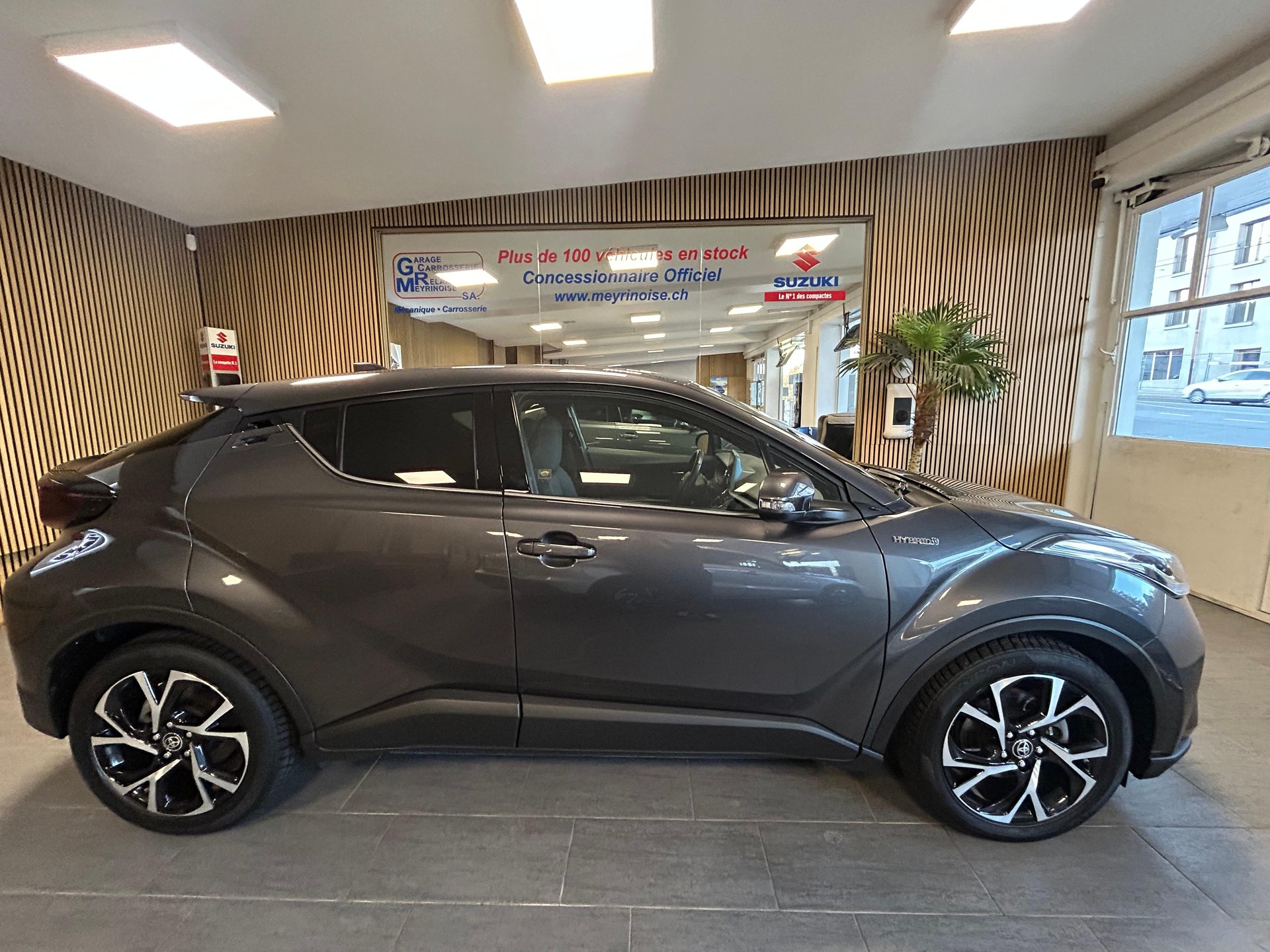 TOYOTA C-HR 2.0 VVTi HSD Trend-image-0