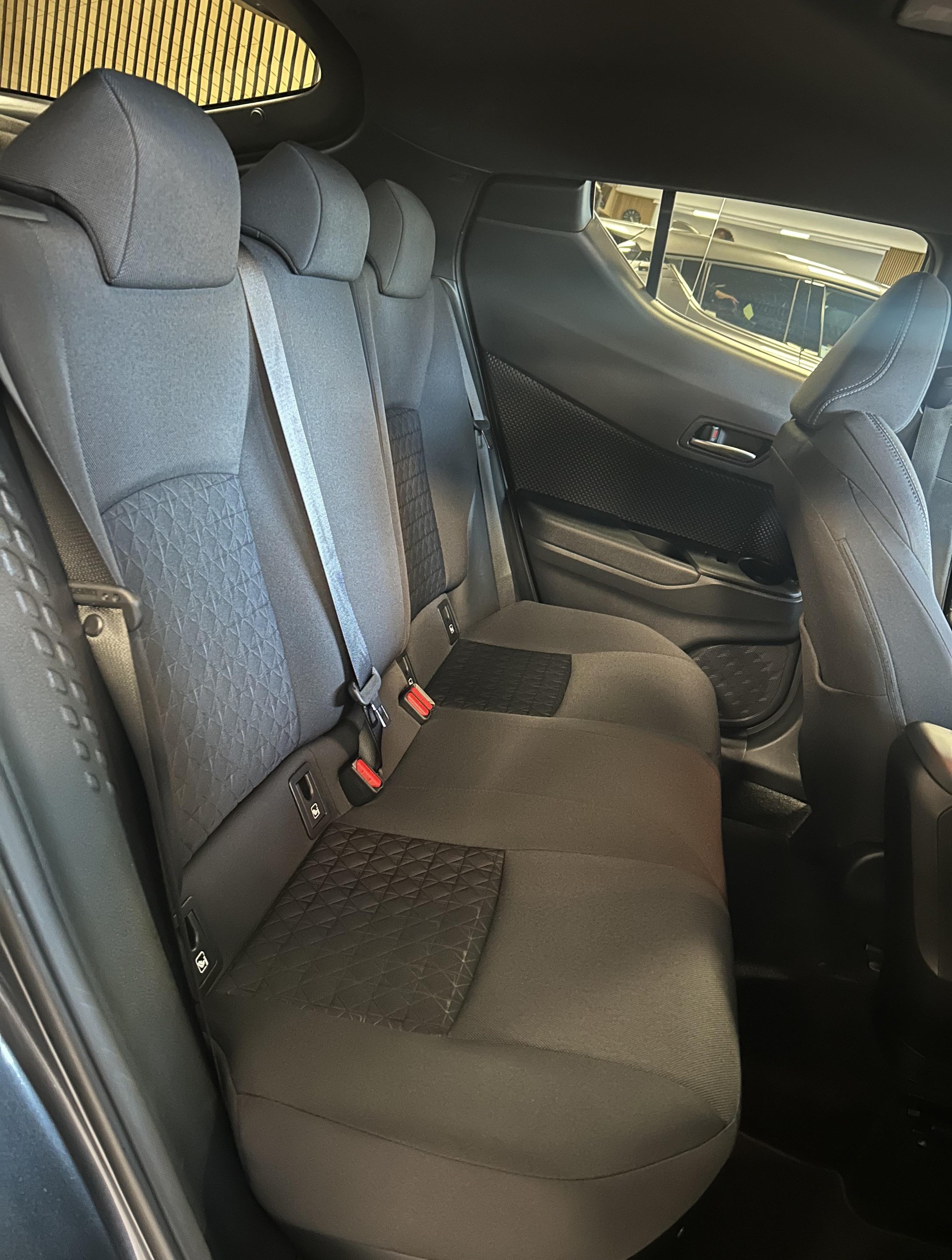 TOYOTA C-HR 2.0 VVTi HSD Trend-image-15