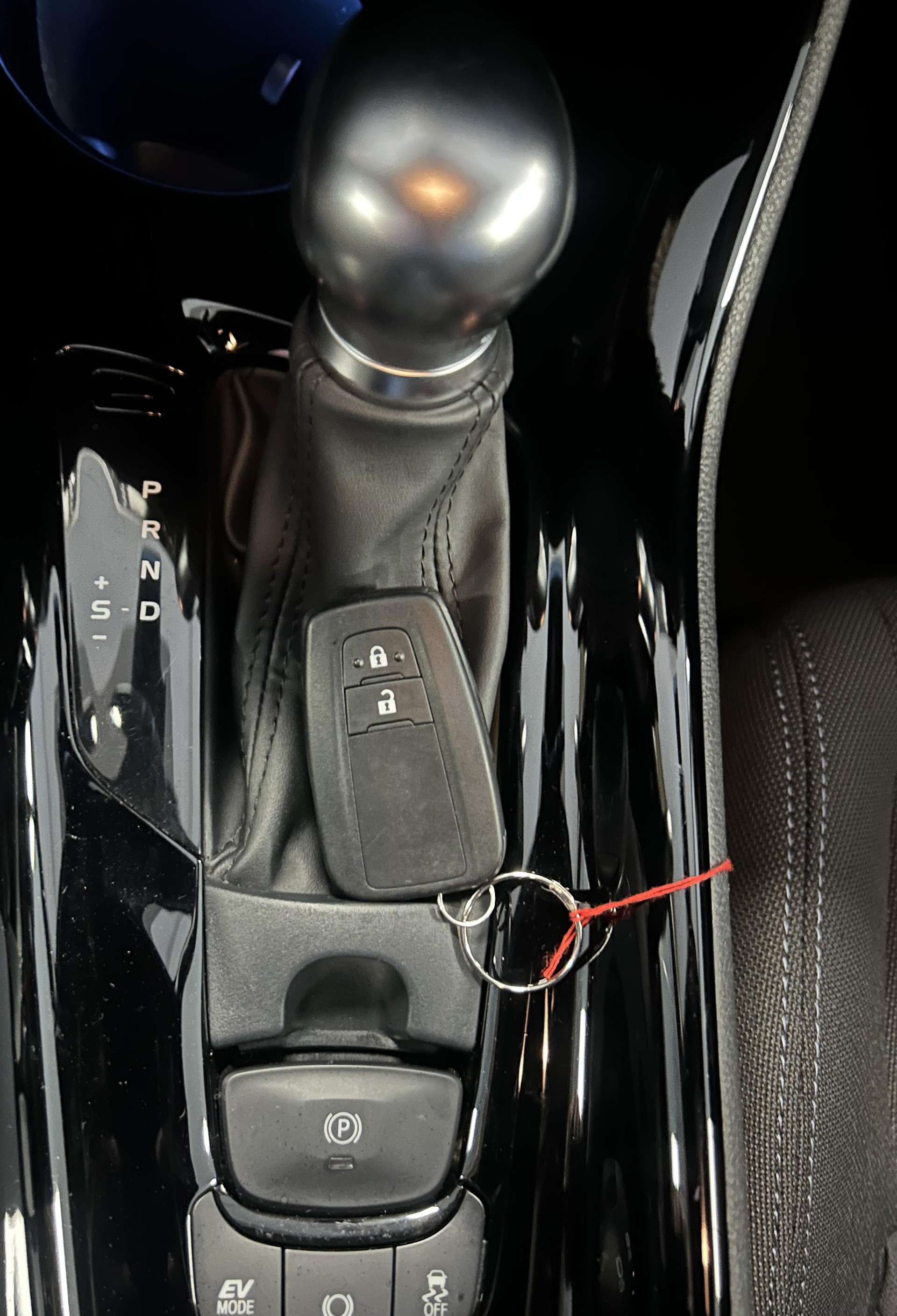 TOYOTA C-HR 2.0 VVTi HSD Trend-image-9