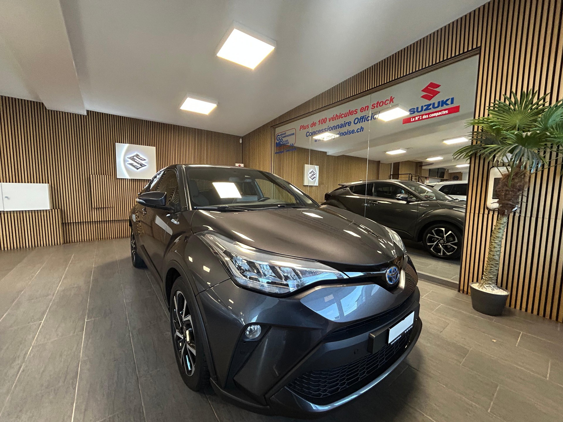 TOYOTA C-HR 2.0 VVTi HSD Trend-image-1