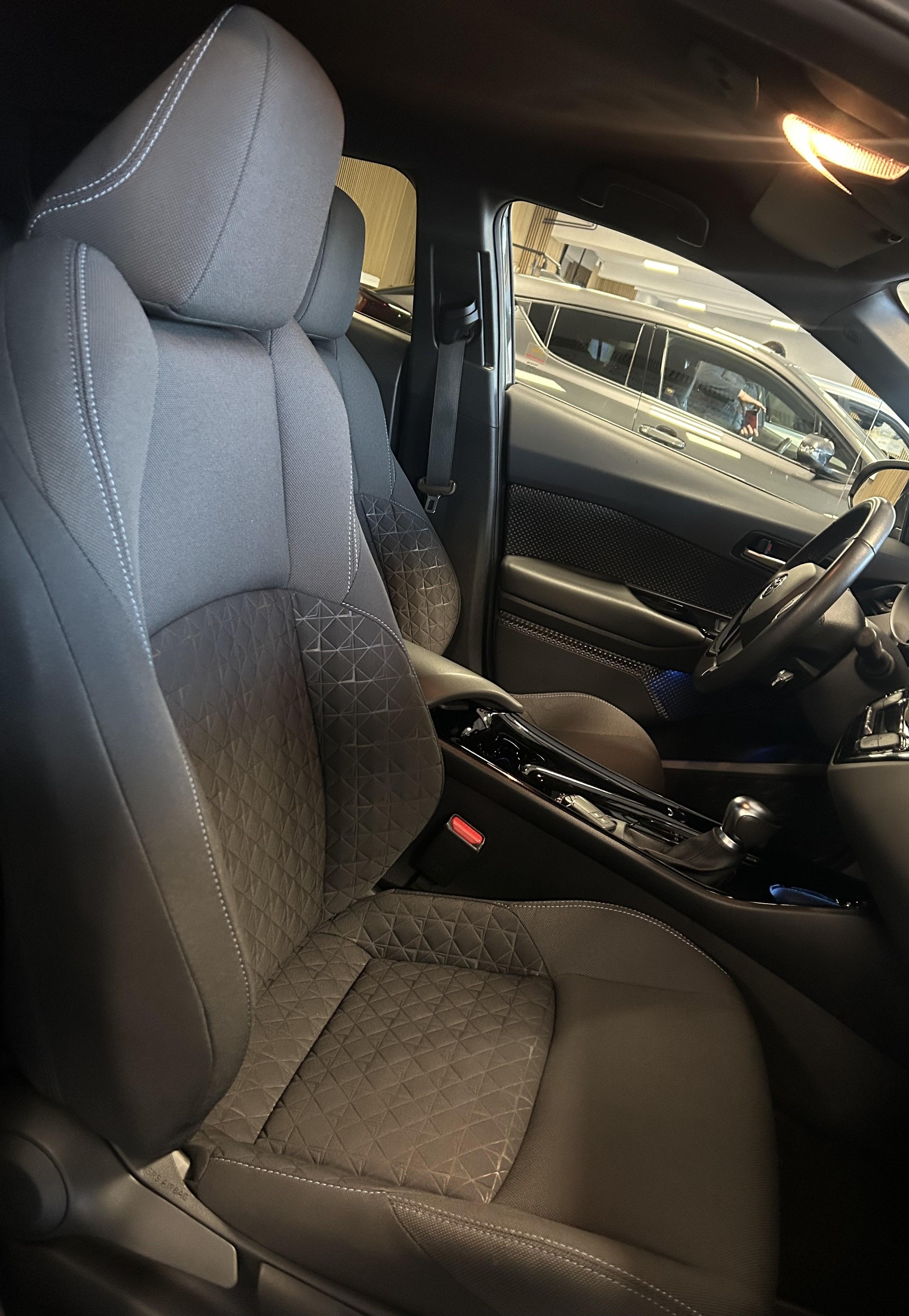 TOYOTA C-HR 2.0 VVTi HSD Trend-image-12