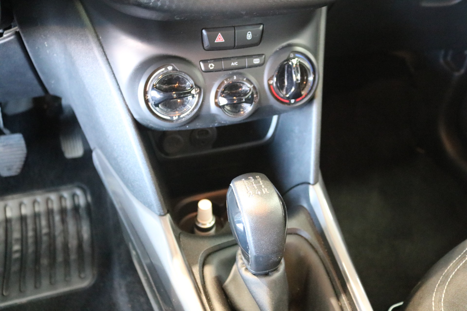 PEUGEOT 2008 Active-image-44