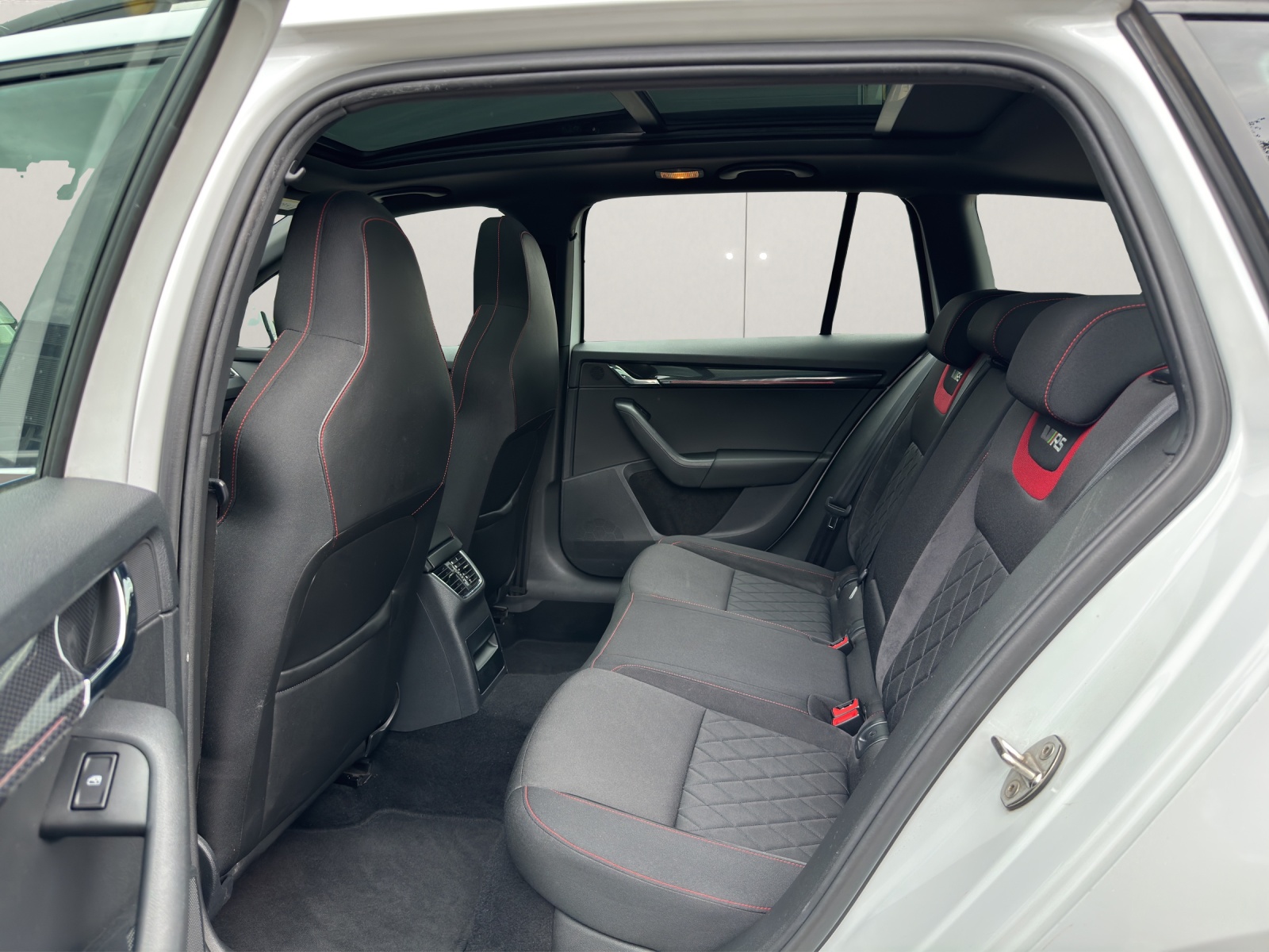 SKODA Octavia Combi 2.0 TDI RS 4x4 DSG-image-12