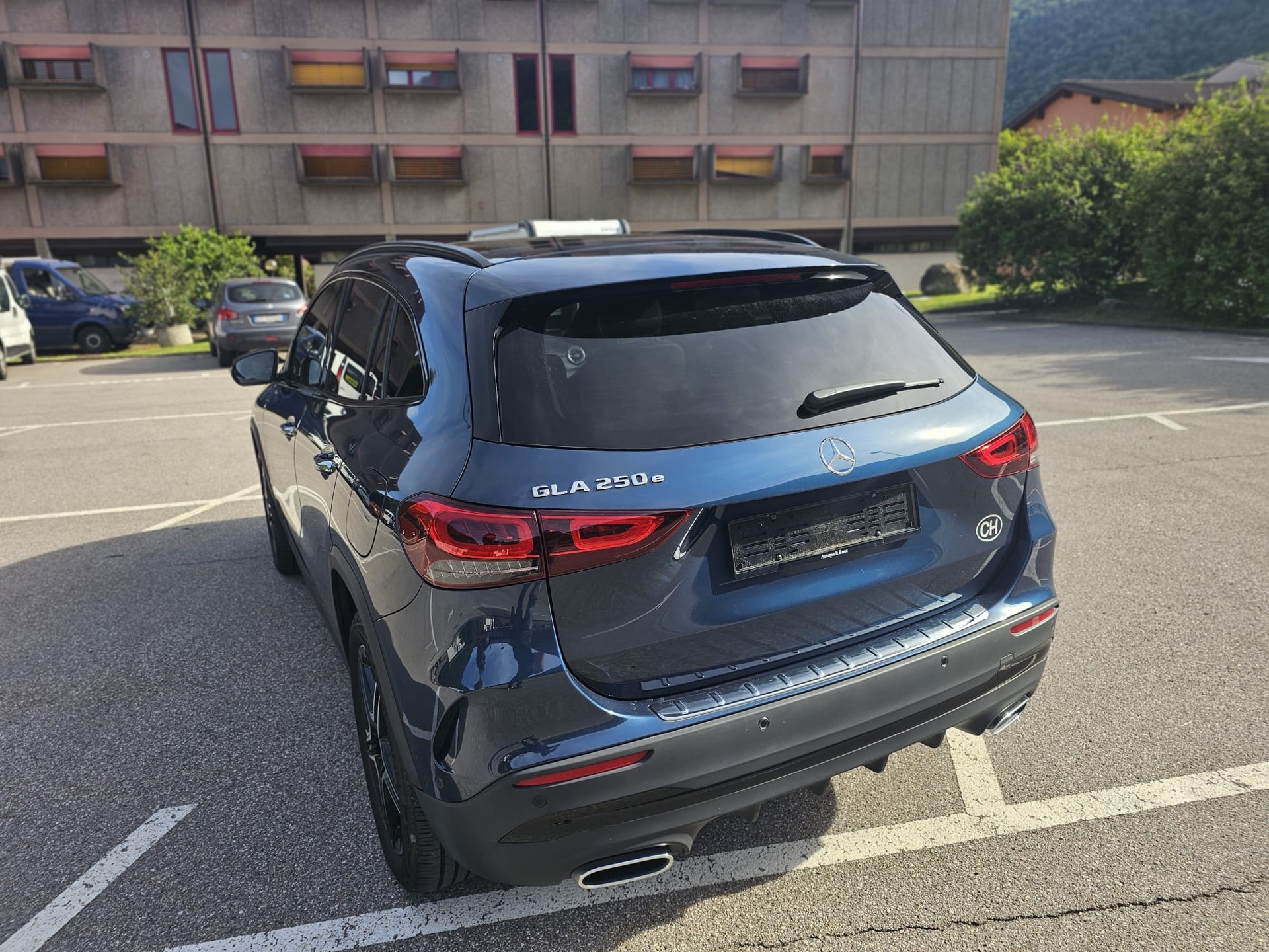 MERCEDES-BENZ GLA 250 e 8G-DCT-image-3