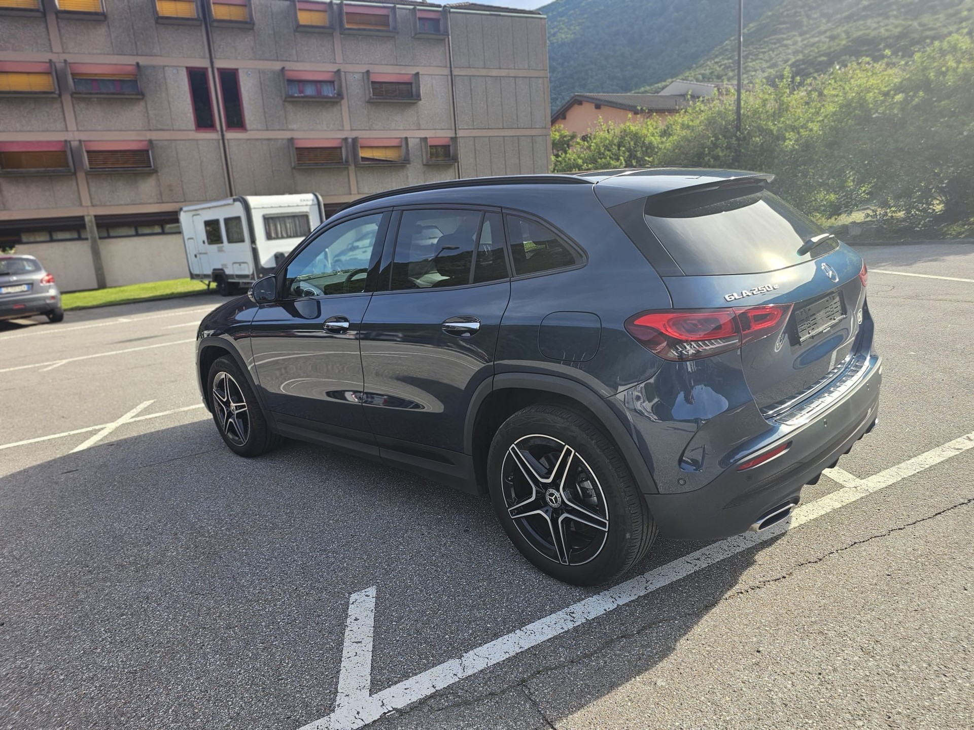 MERCEDES-BENZ GLA 250 e 8G-DCT-image-2