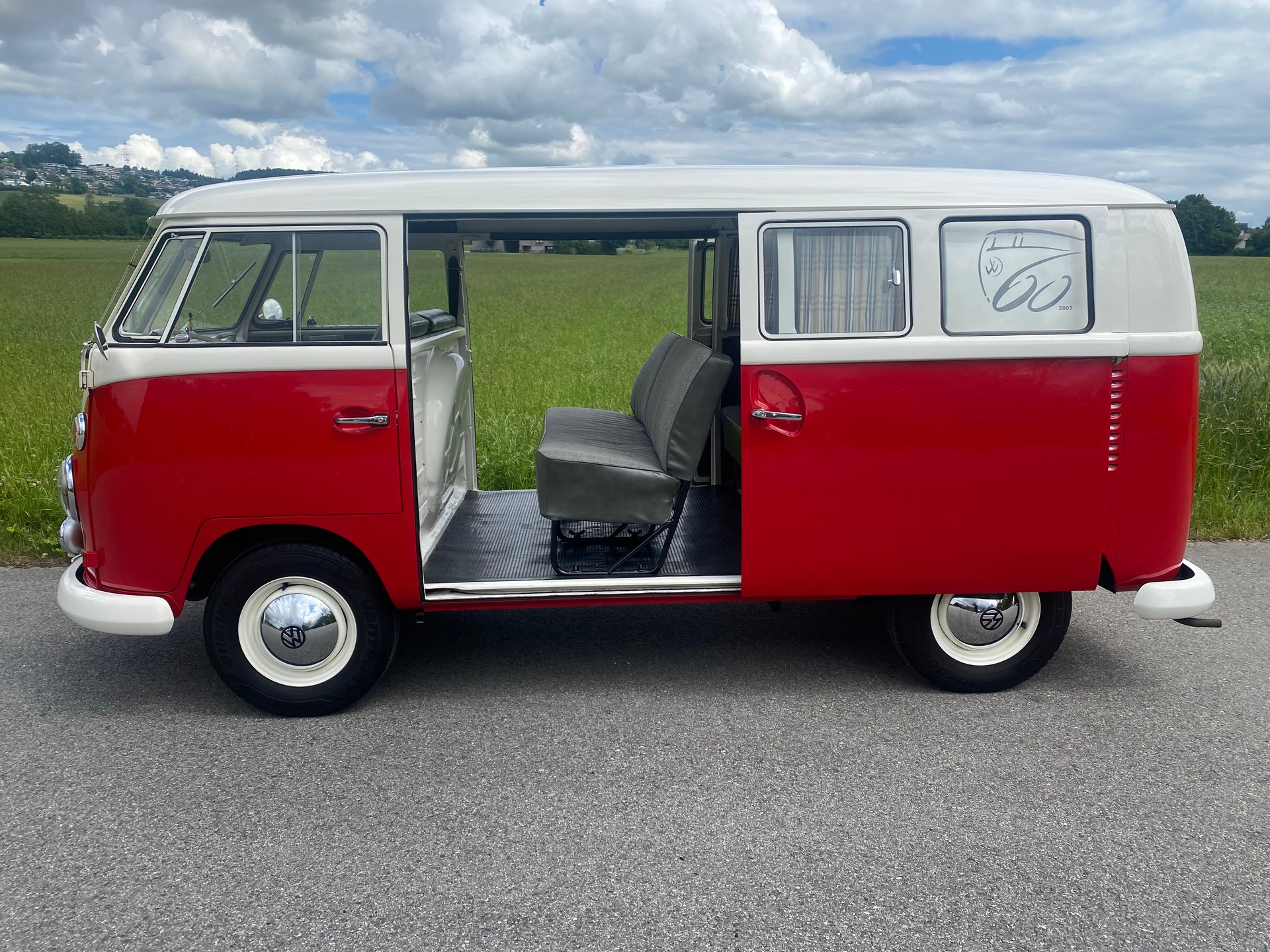 VW Bus mit Doppelschiebetüren-image-0