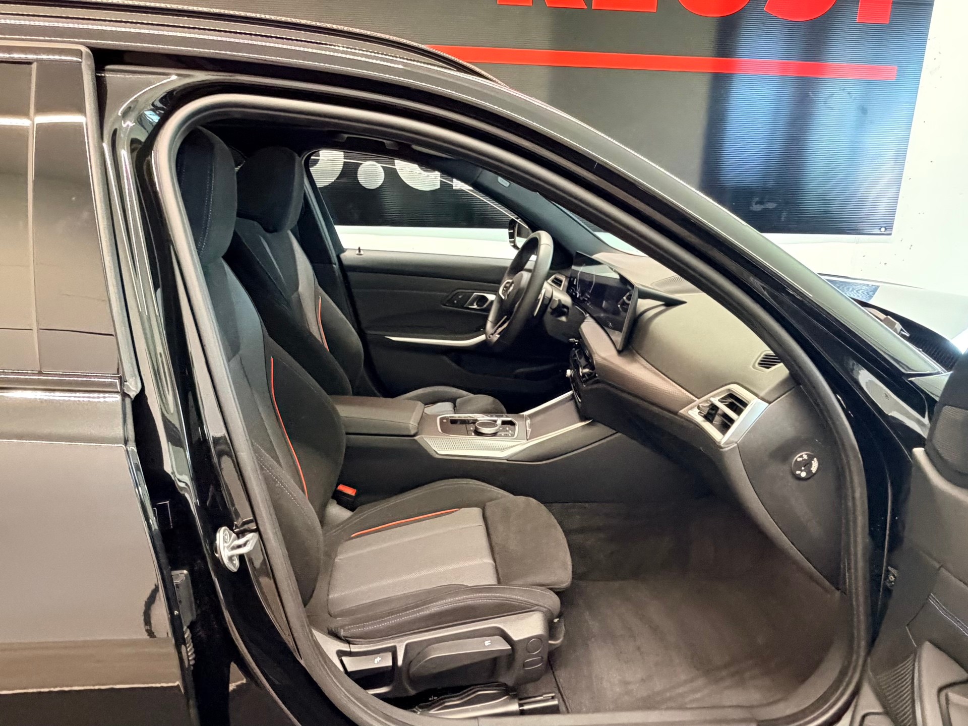 BMW 330i Touring xDrive Steptronic M Sport Pro-image-18