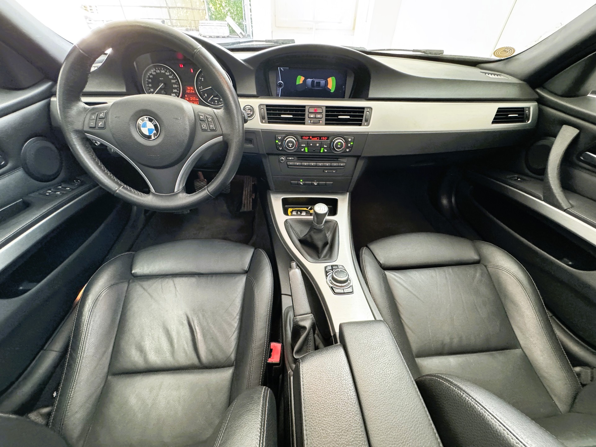 BMW 325i xDrive Touring-image-8