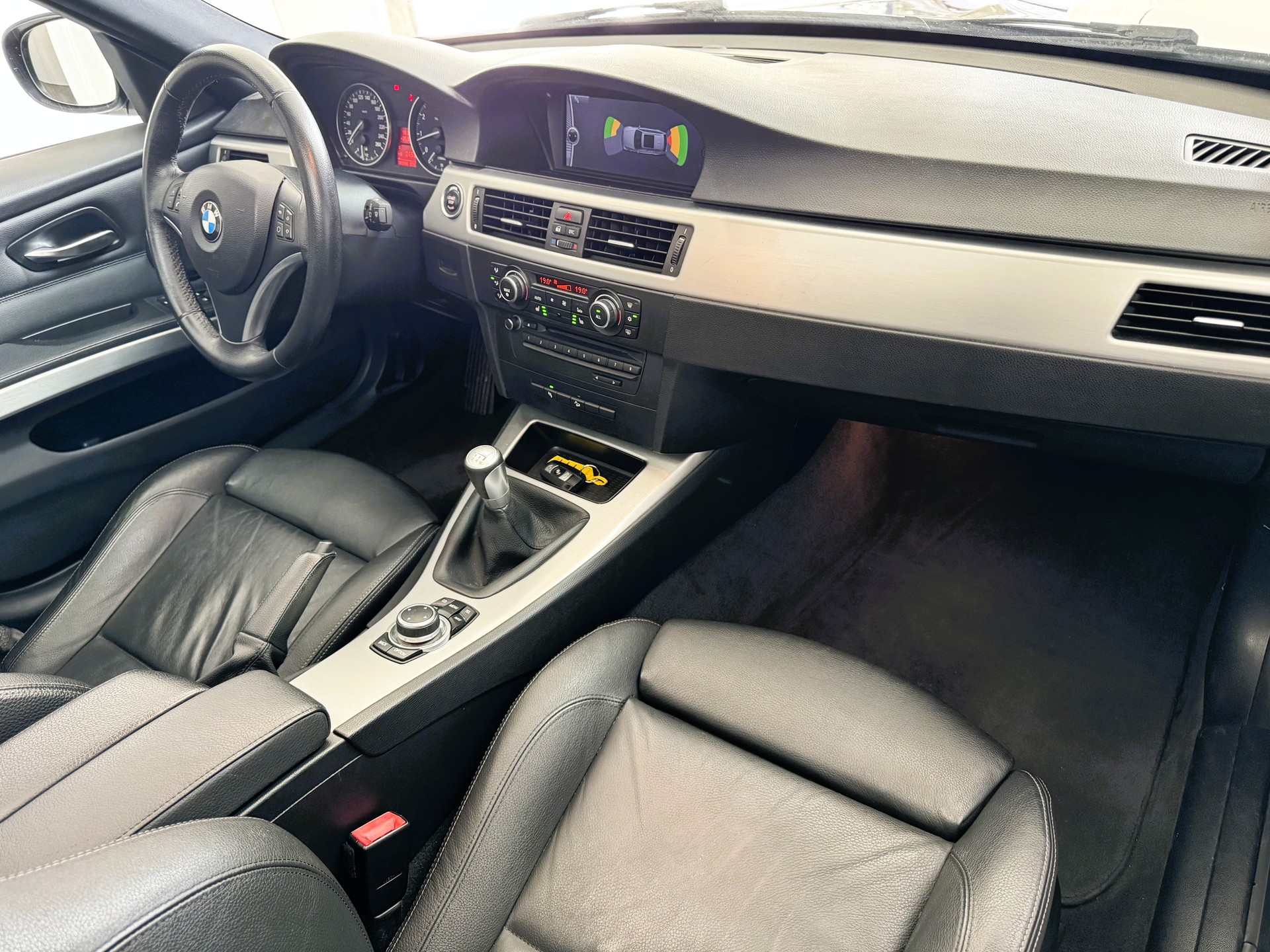 BMW 325i xDrive Touring-image-10