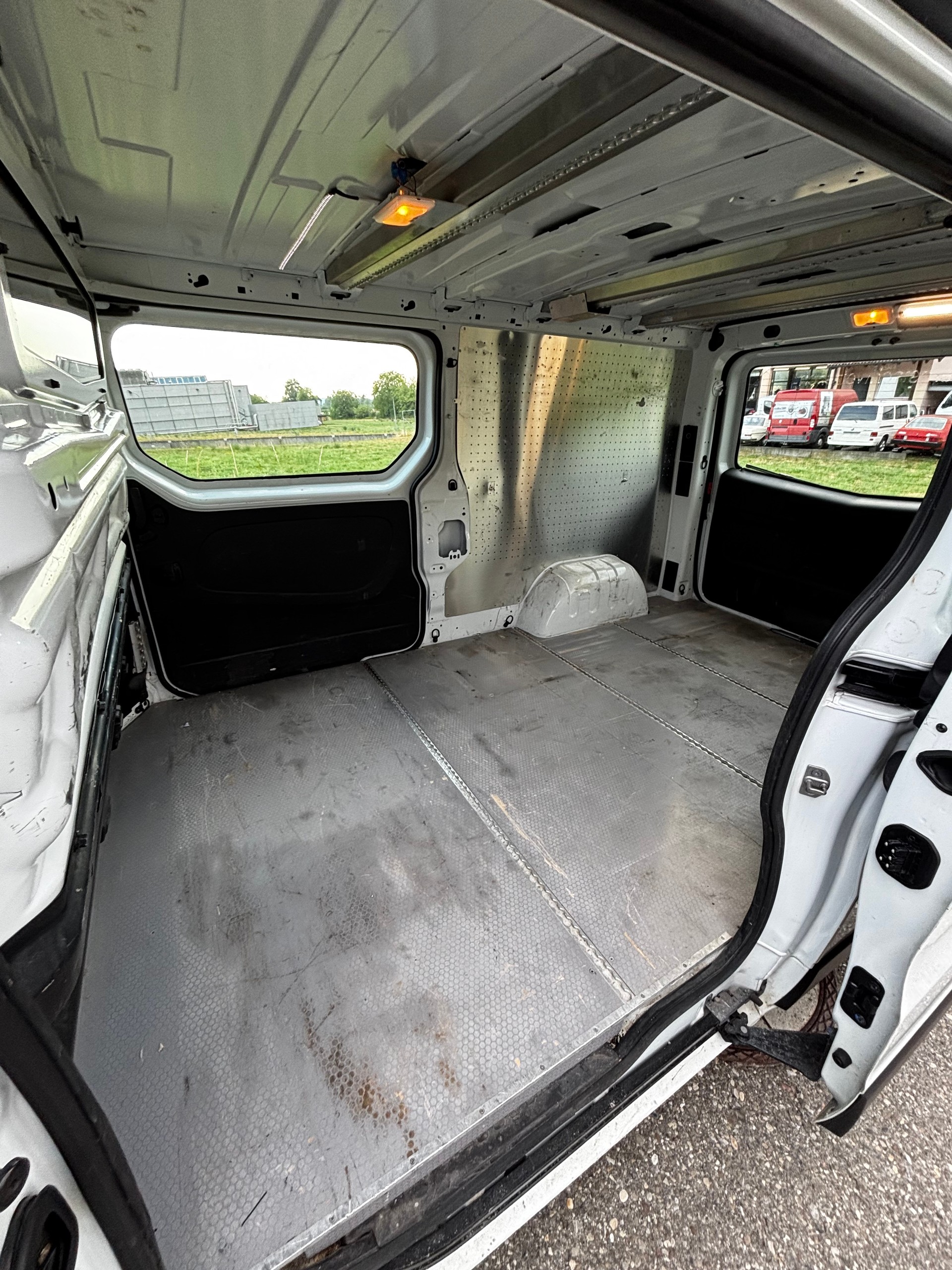 RENAULT Trafic 2.0 Energy dCi 120 3.0t Business L2H1-image-10
