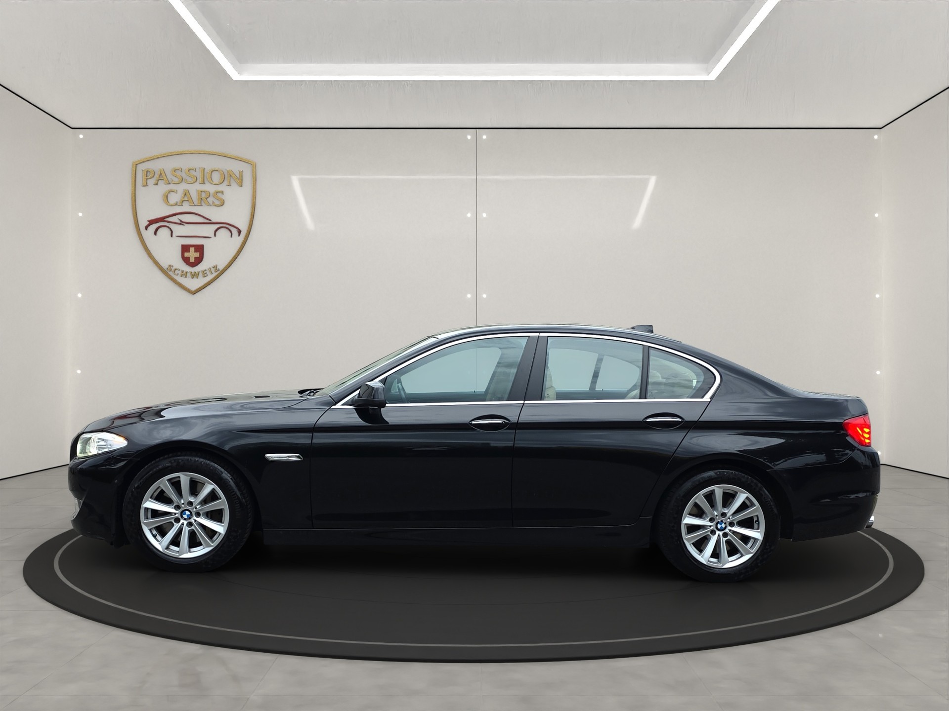 BMW 530d xDrive Steptronic Aus erster Hand-image-1