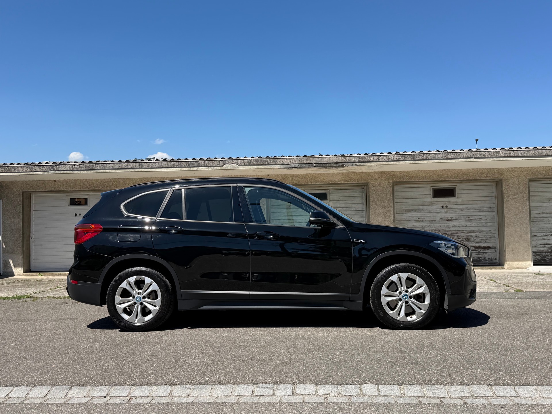 BMW 25e xDrive-image-2