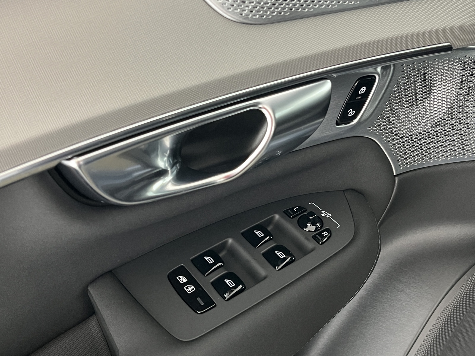 VOLVO XC90 2.0 T8 TE Black Edition eAWD-image-14