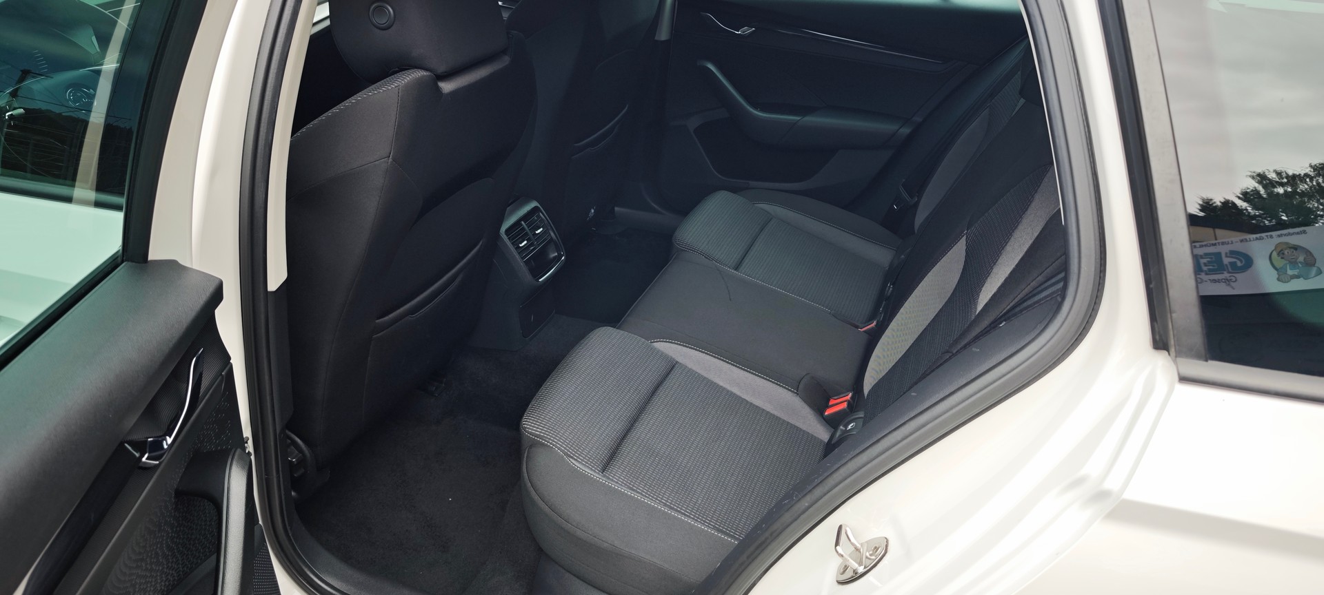 SKODA Octavia Combi 2.0 TDI DSG Style-image-11