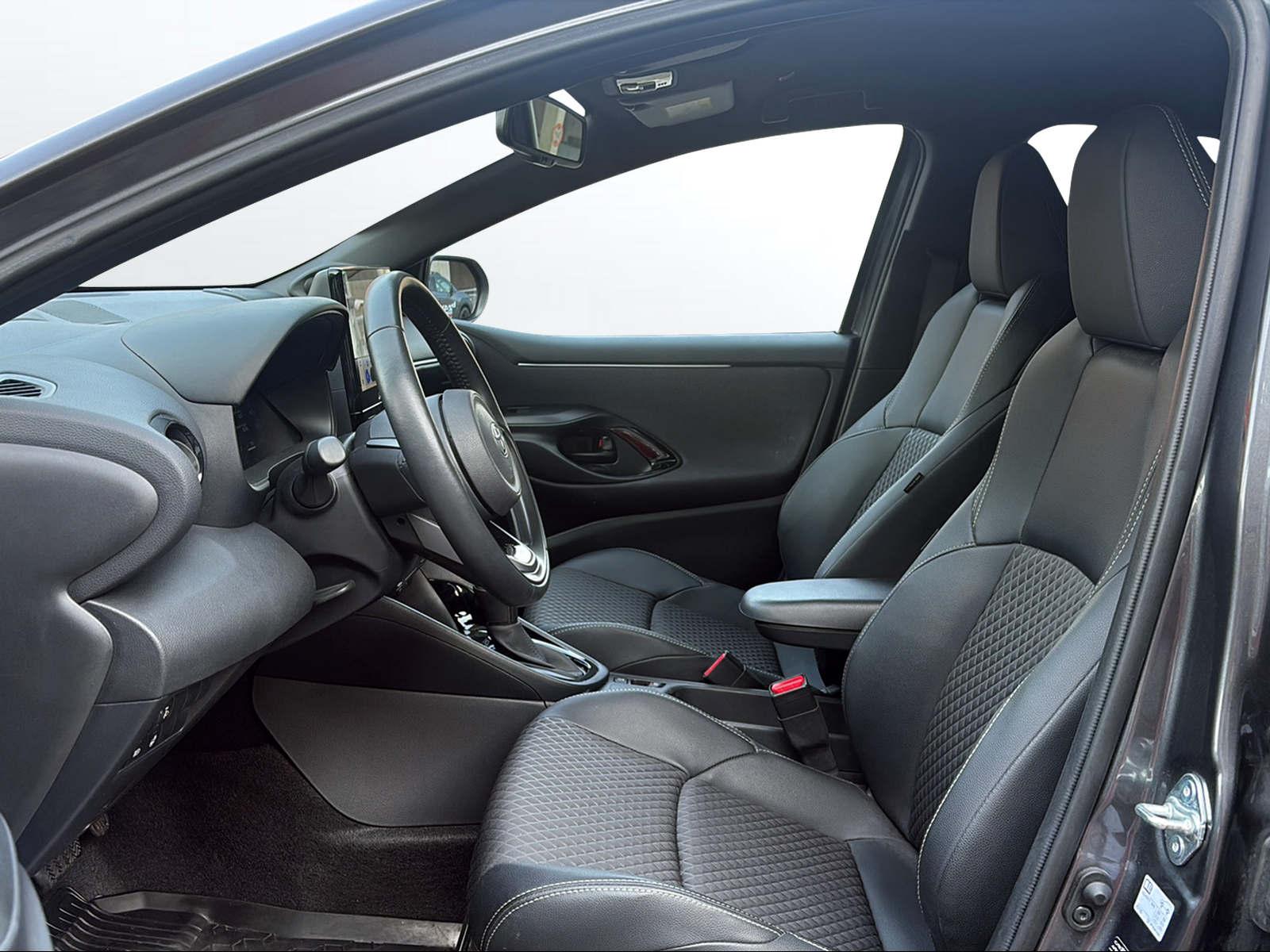 TOYOTA Yaris 1.5 VVT-i HSD Premium-image-3