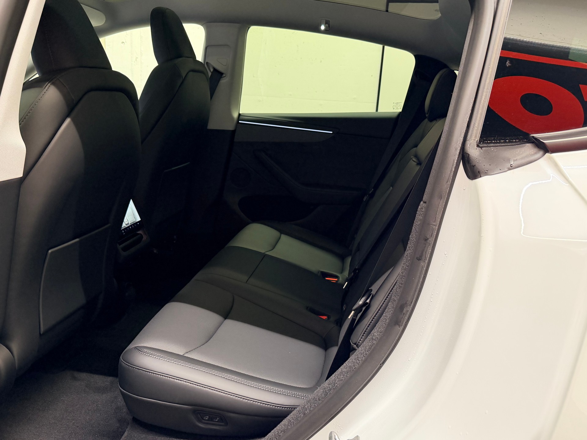 TESLA Model Y Long Range Premium AWD-image-11