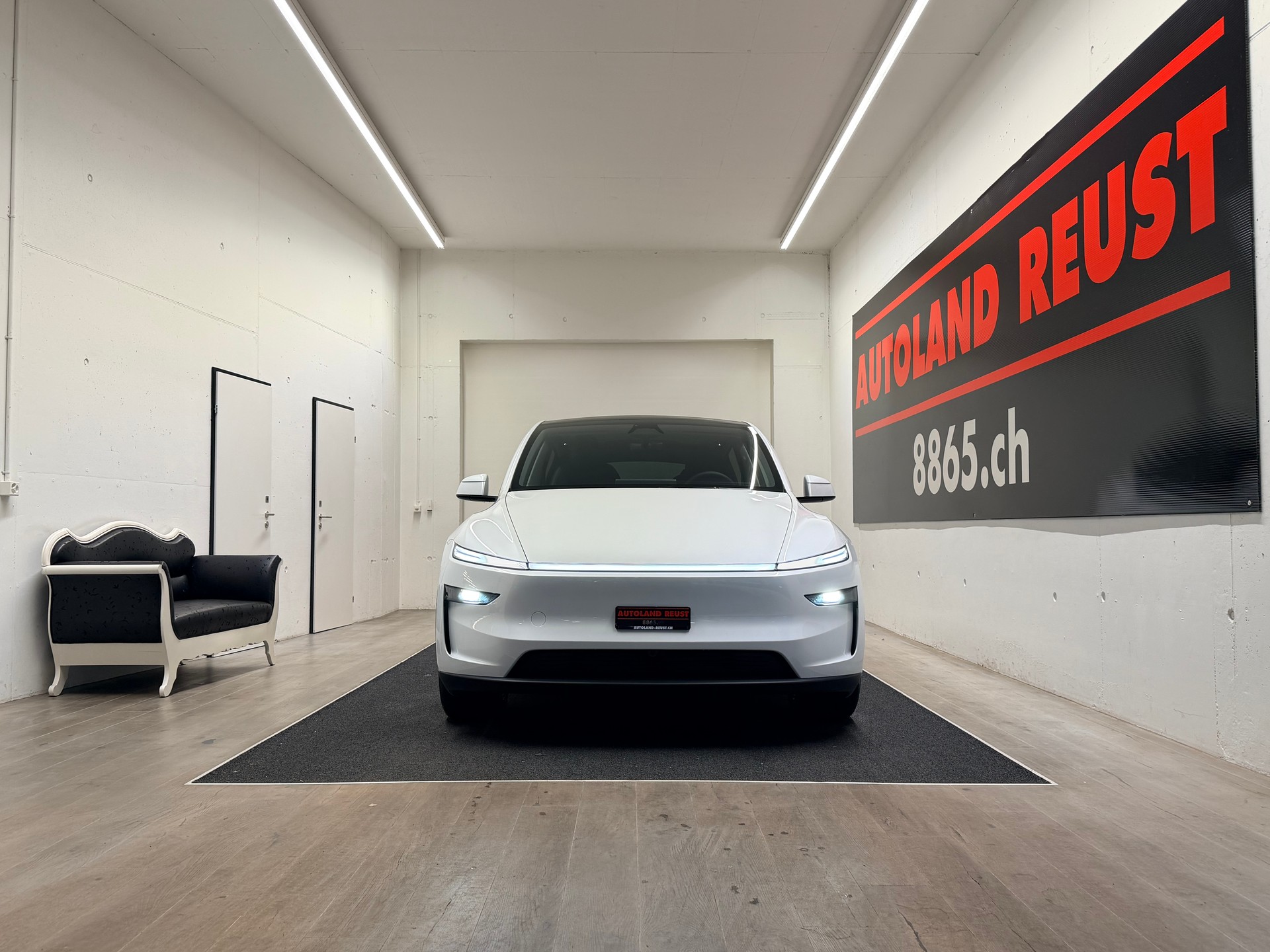 TESLA Model Y Long Range Premium AWD-showroom-element-1