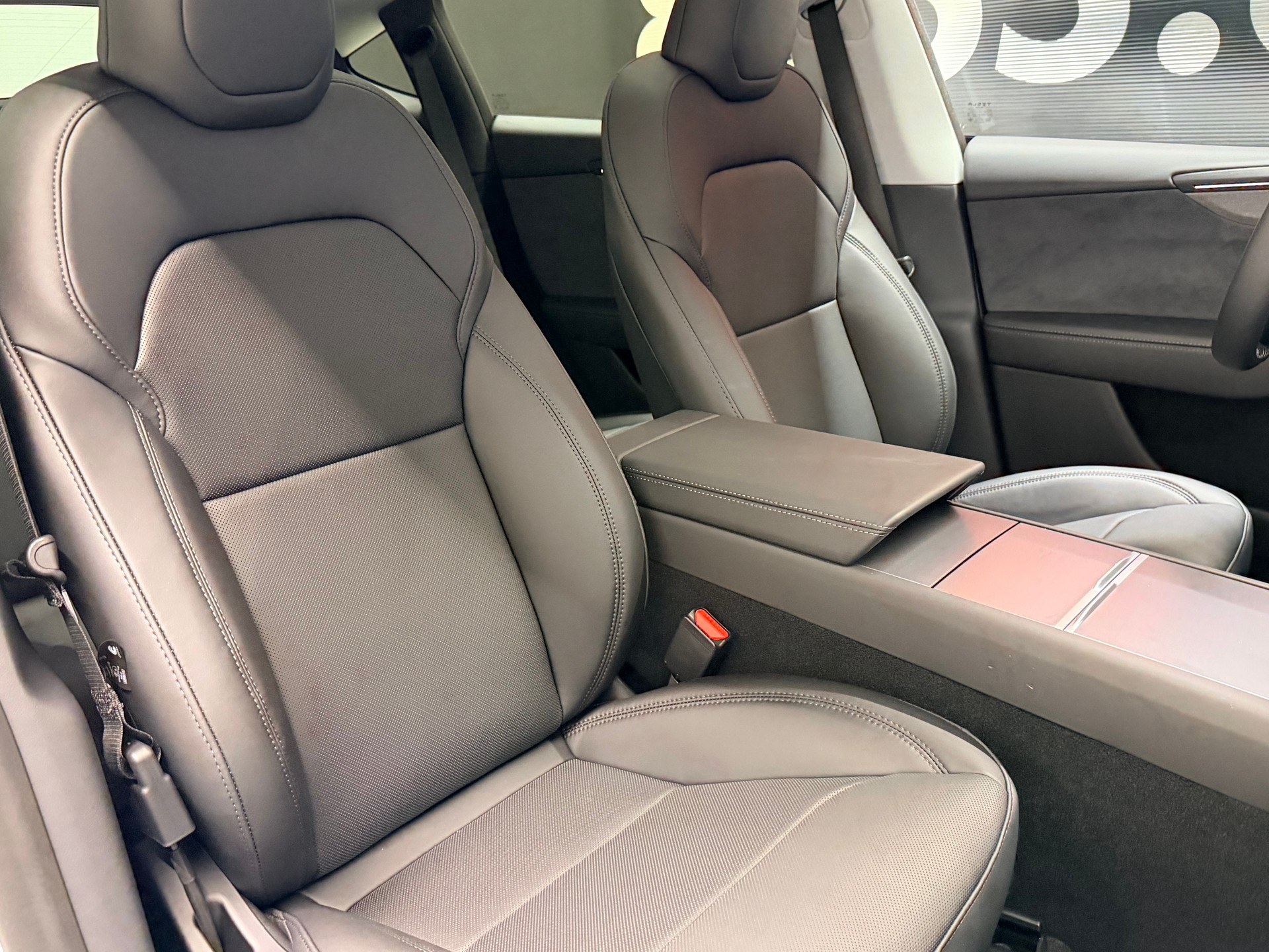TESLA Model Y Long Range Premium AWD-image-19