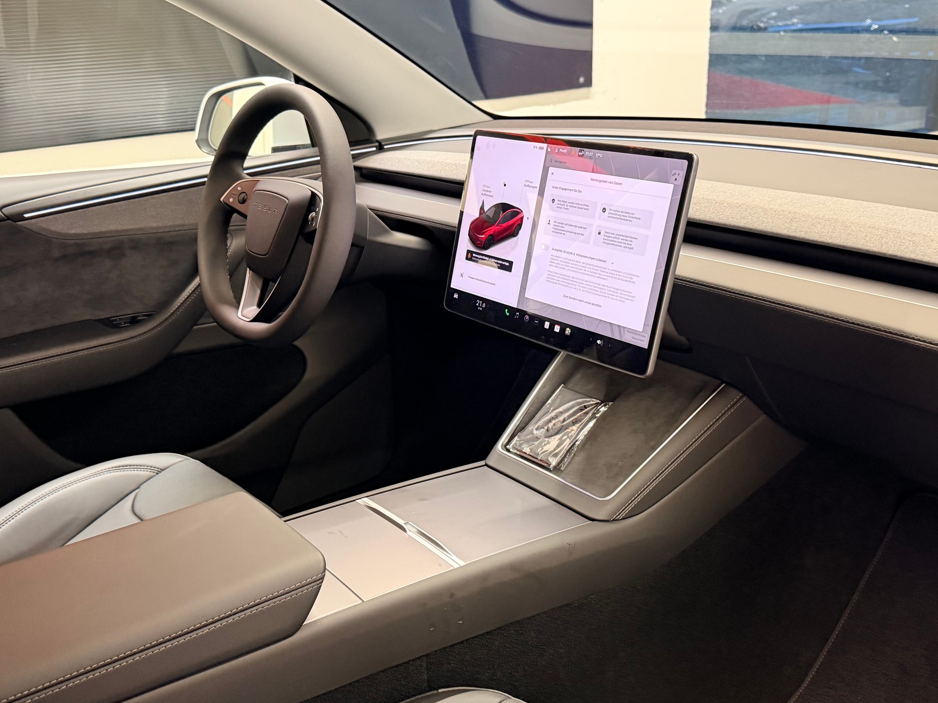 TESLA Model Y Long Range Premium AWD-image-17