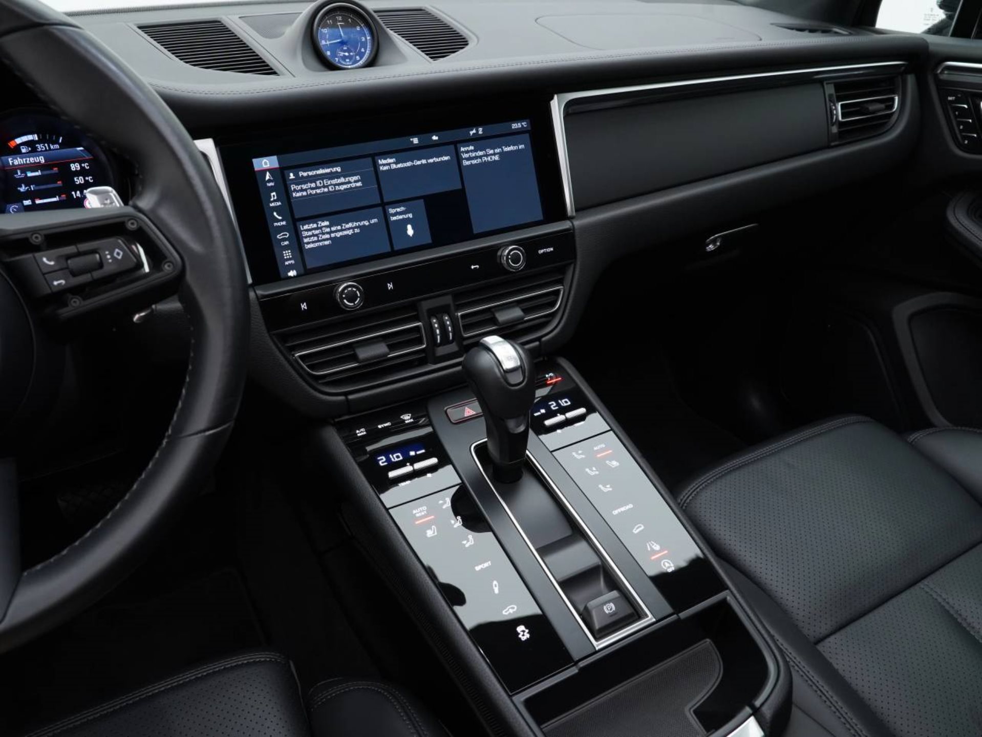 PORSCHE Macan-image-17