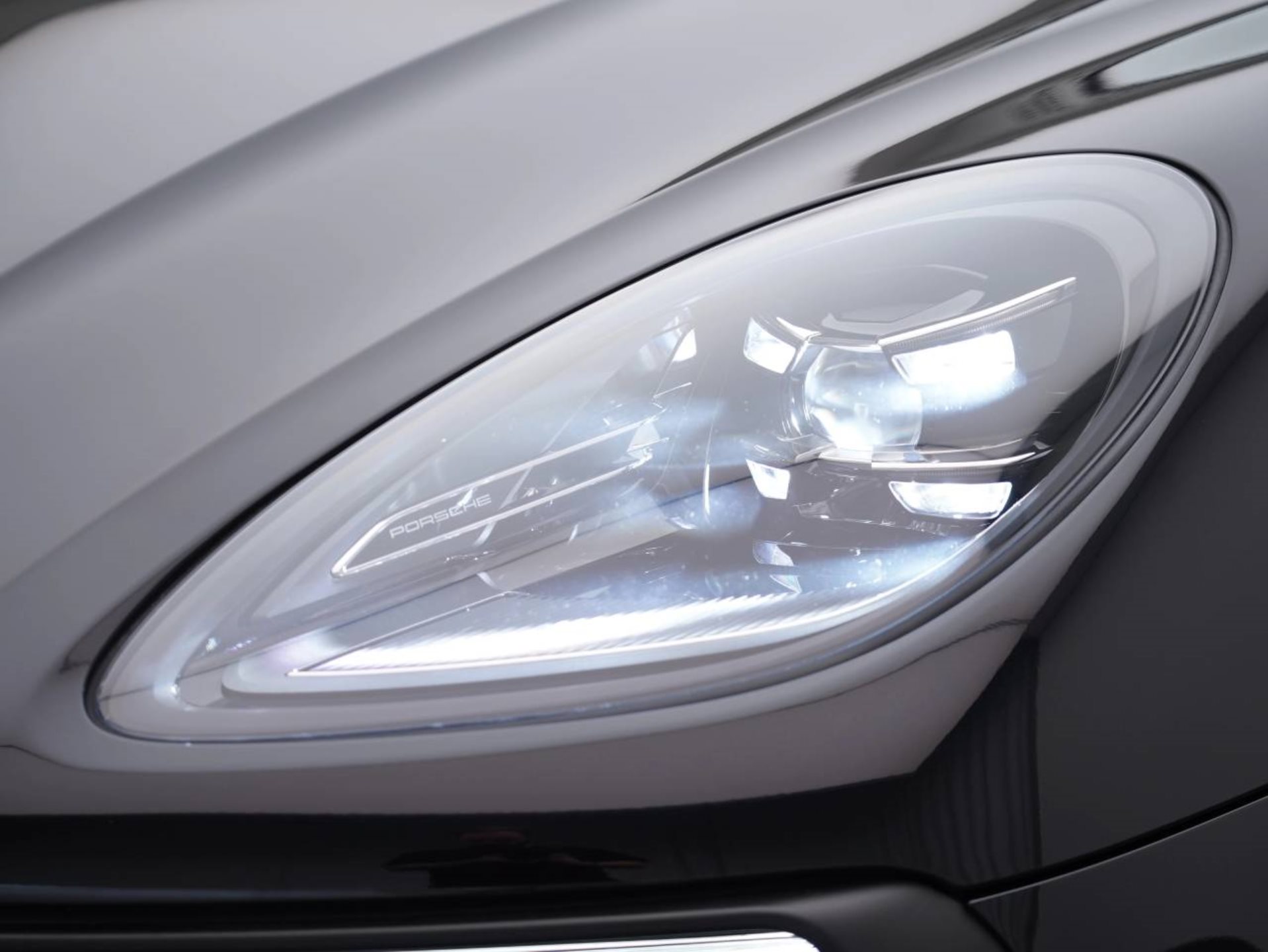 PORSCHE Macan-image-12