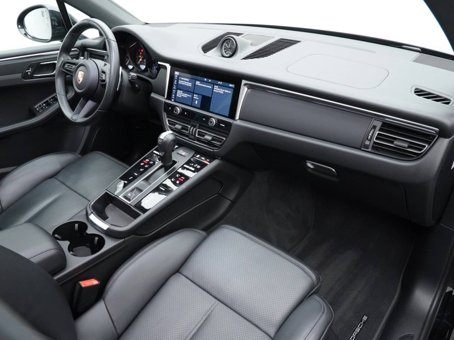 PORSCHE Macan-image-23