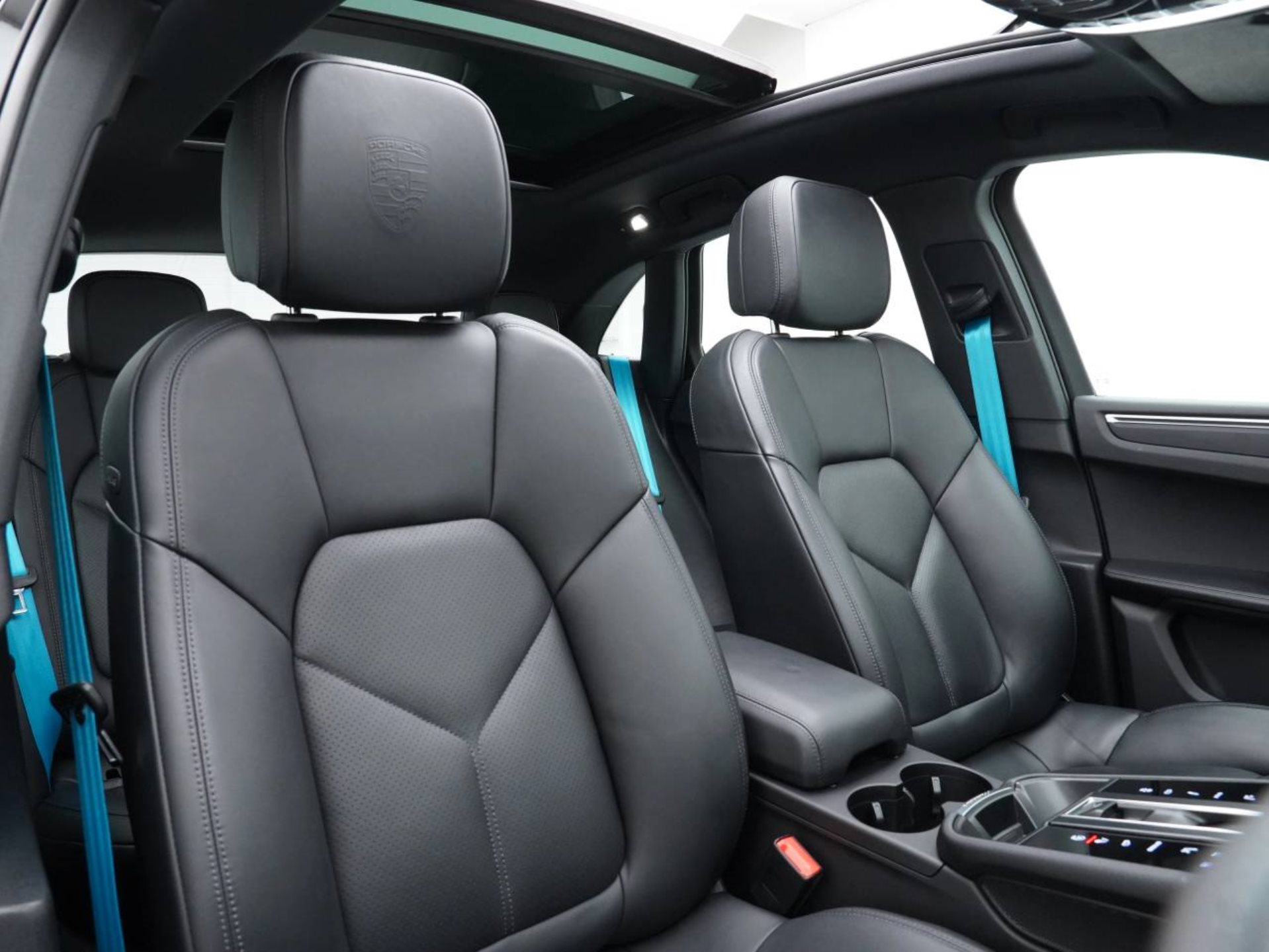 PORSCHE Macan-image-25