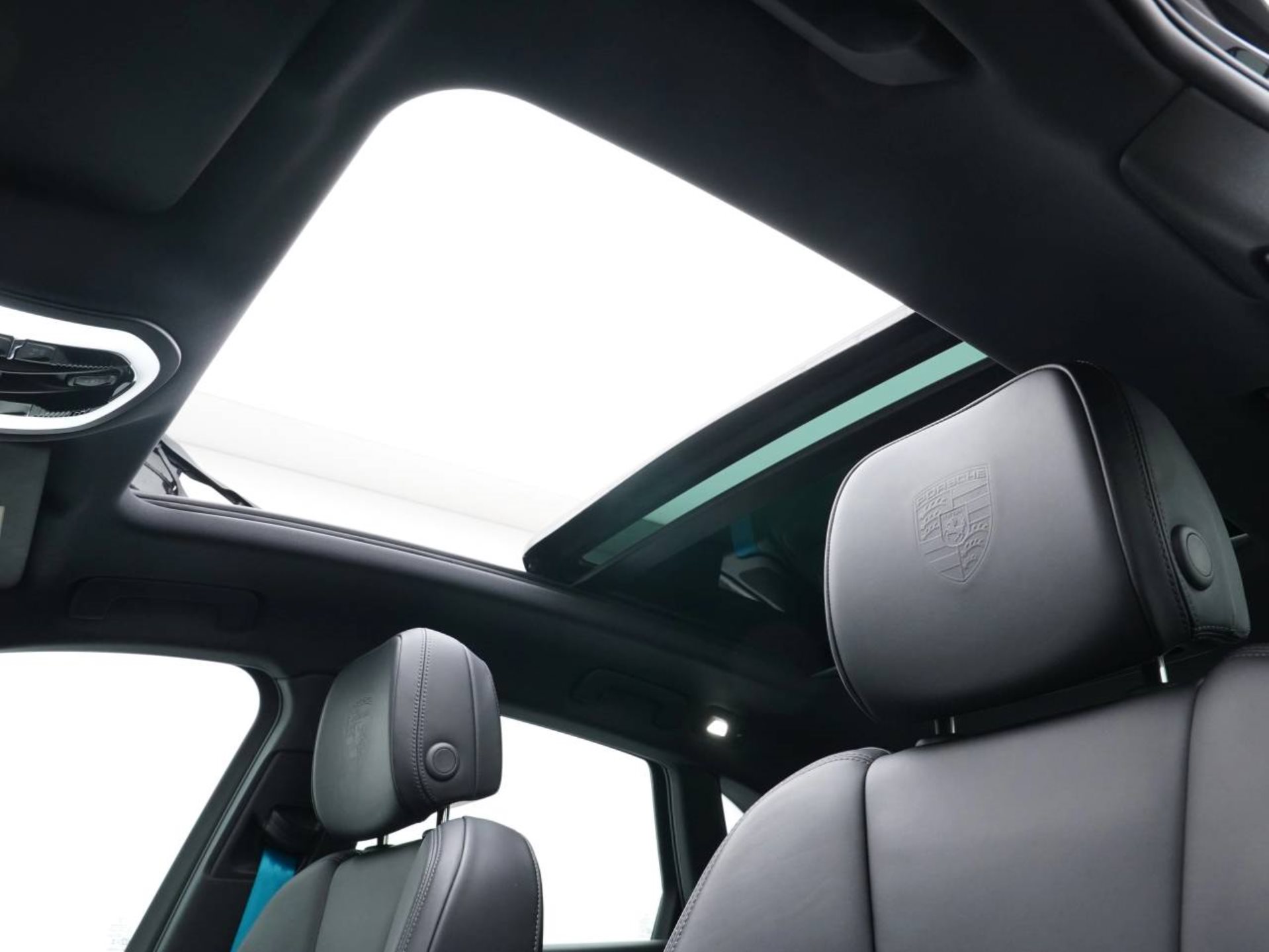 PORSCHE Macan-image-31