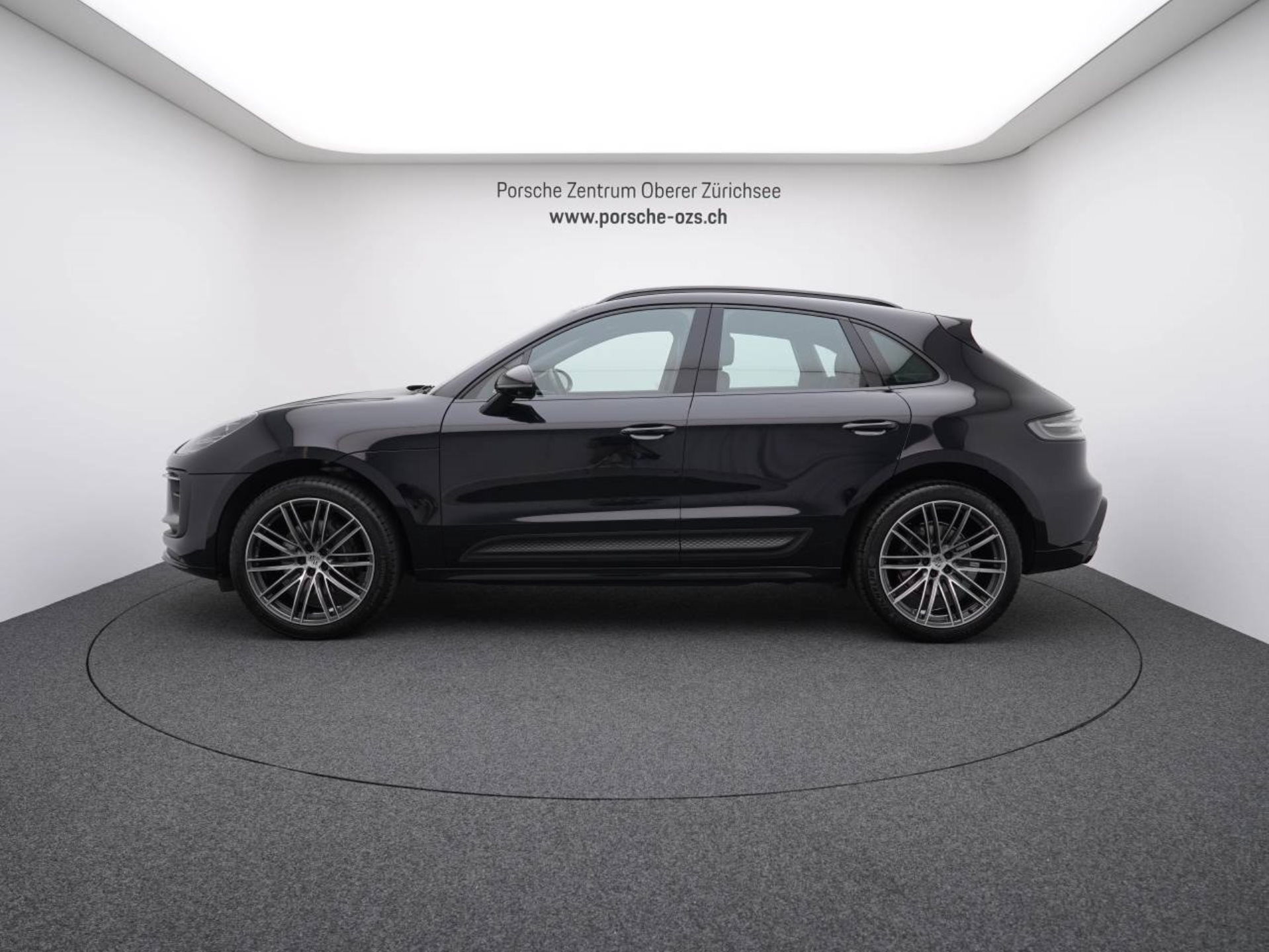 PORSCHE Macan-showroom-element-1