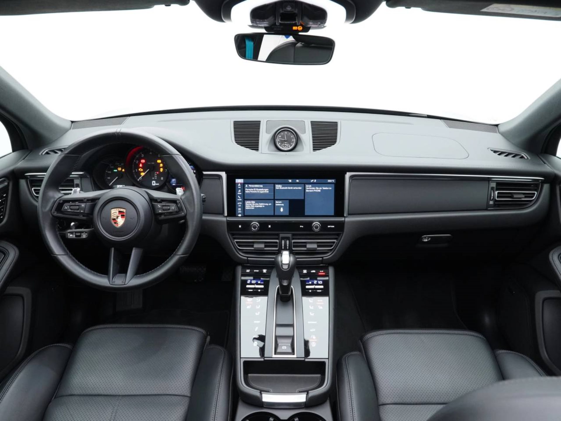 PORSCHE Macan-image-14