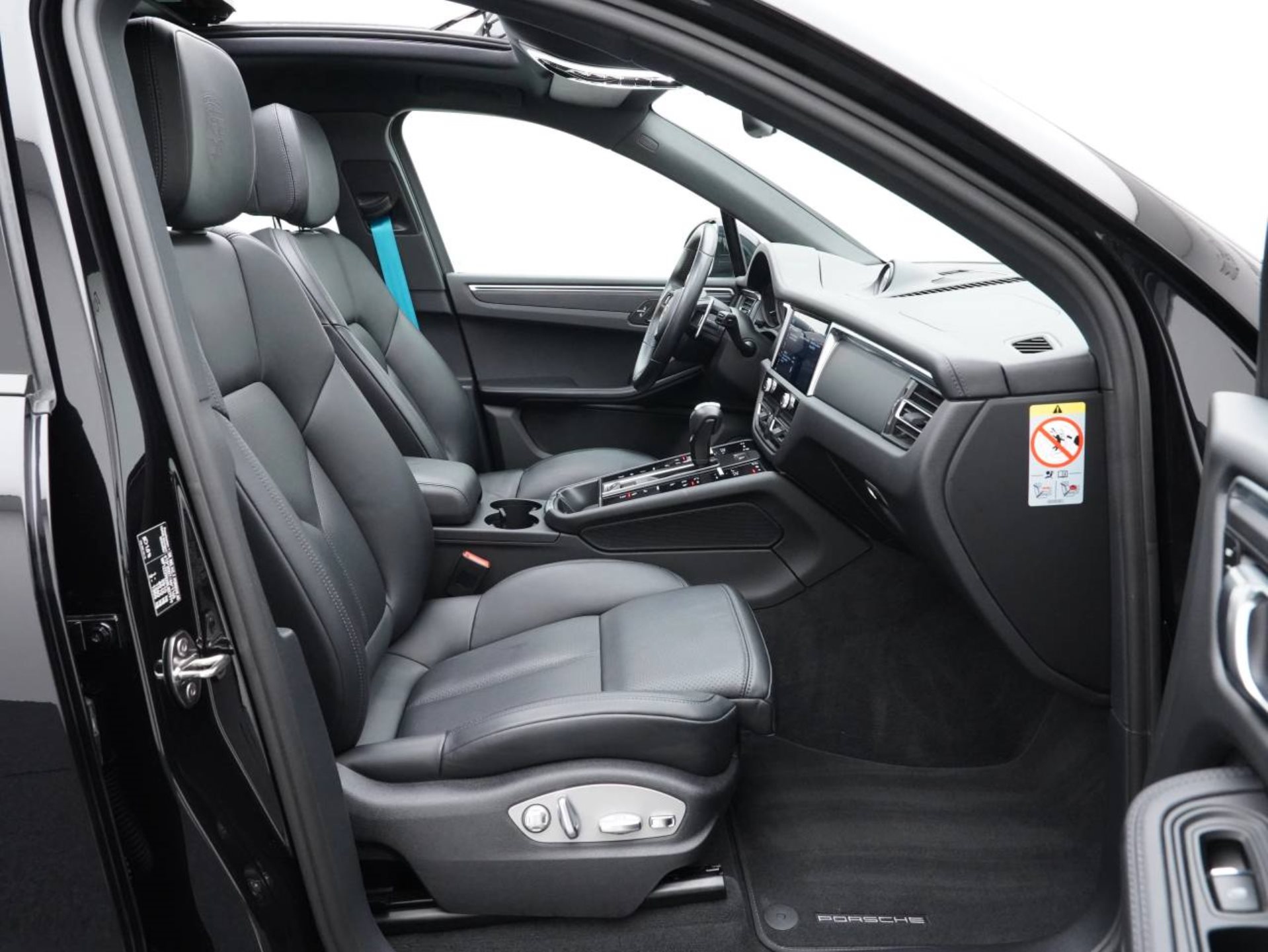 PORSCHE Macan-image-24