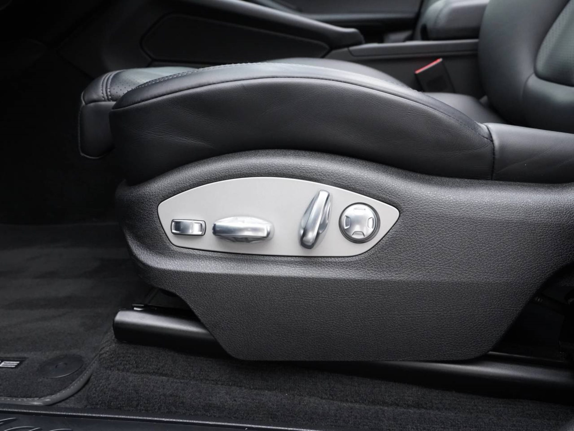 PORSCHE Macan-image-21