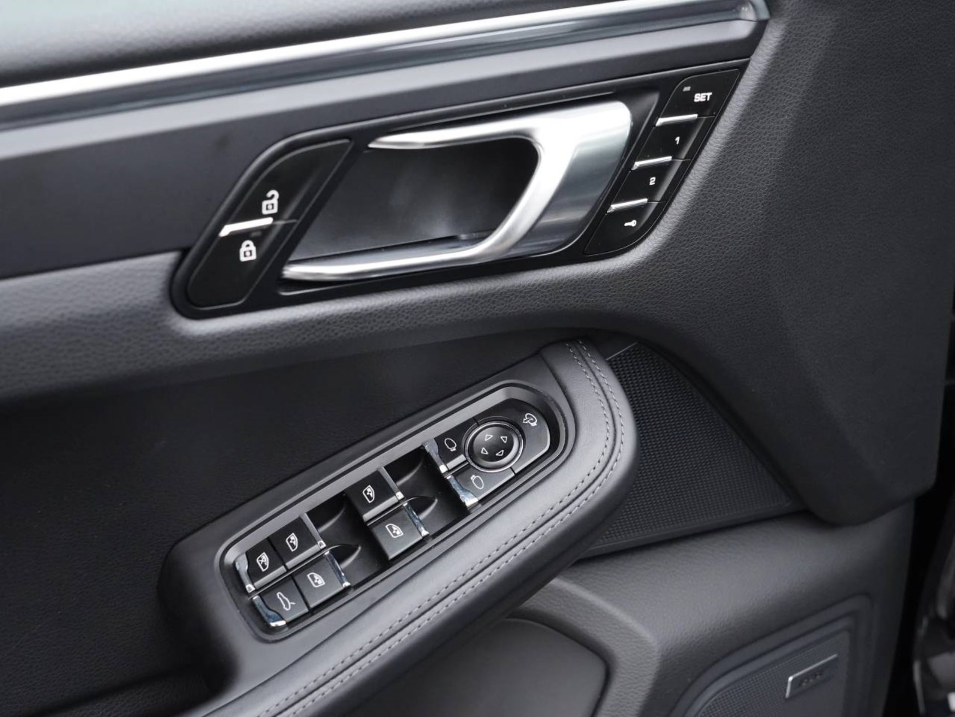 PORSCHE Macan-image-20
