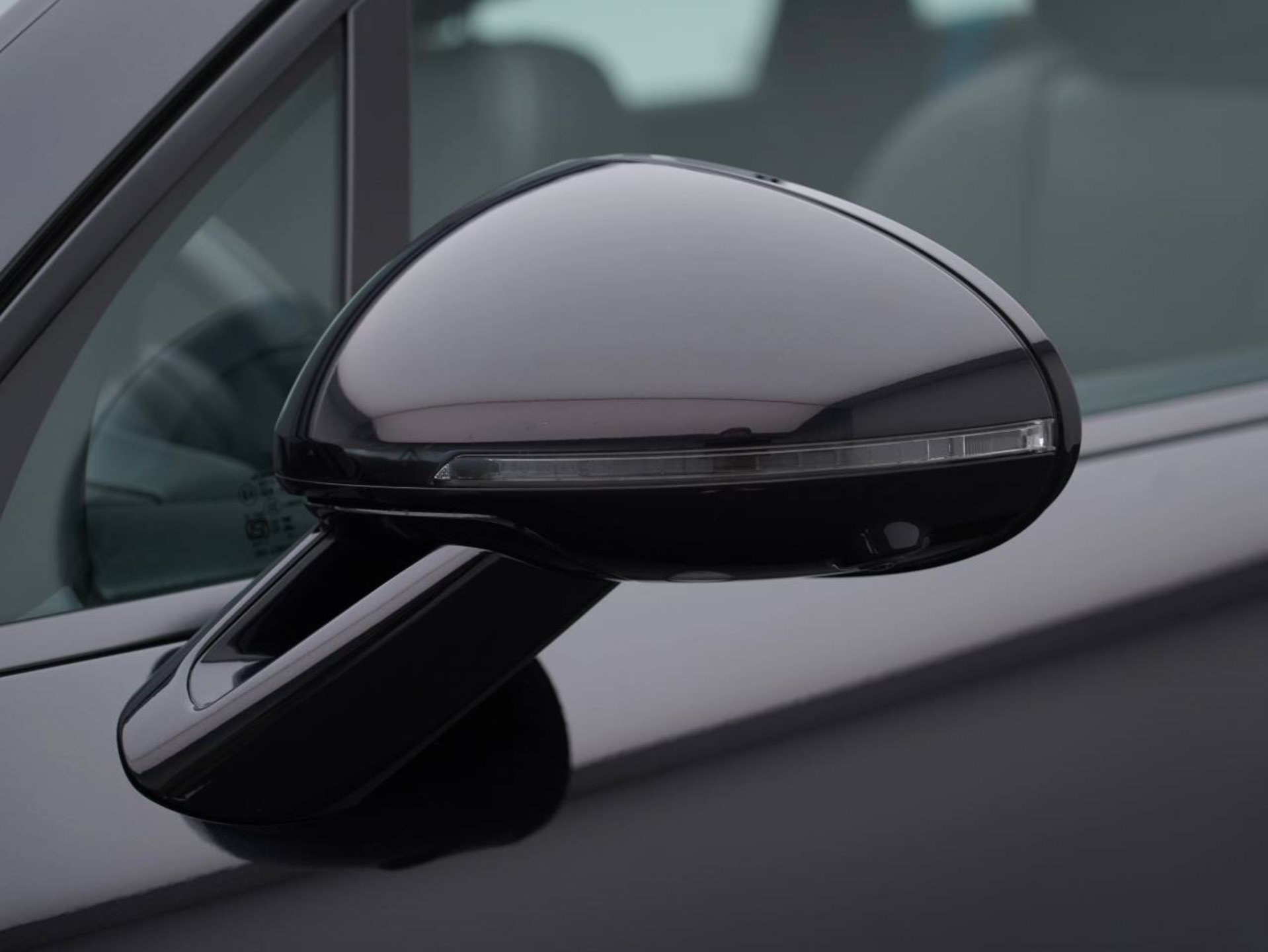 PORSCHE Macan-image-13