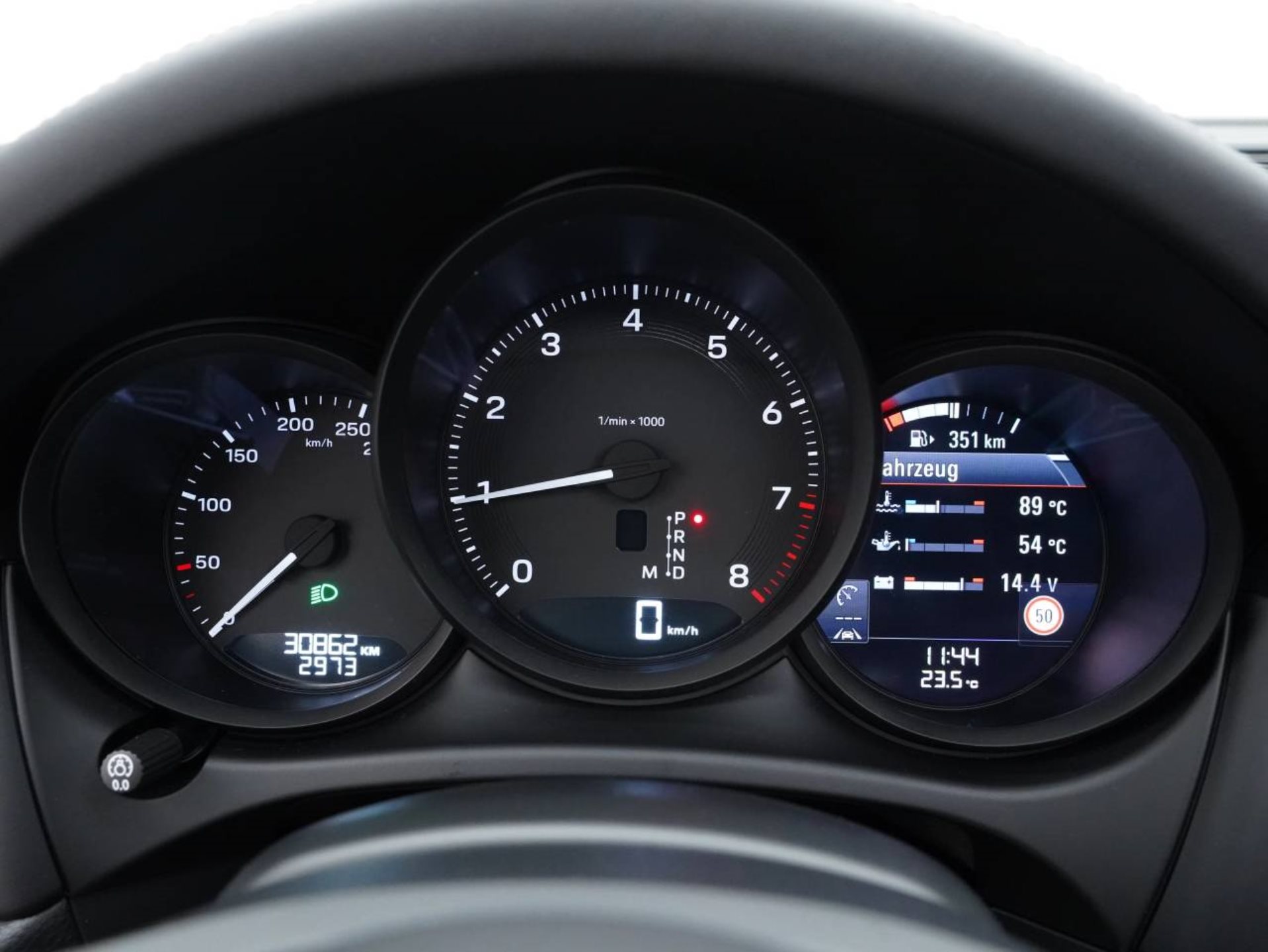 PORSCHE Macan-image-16