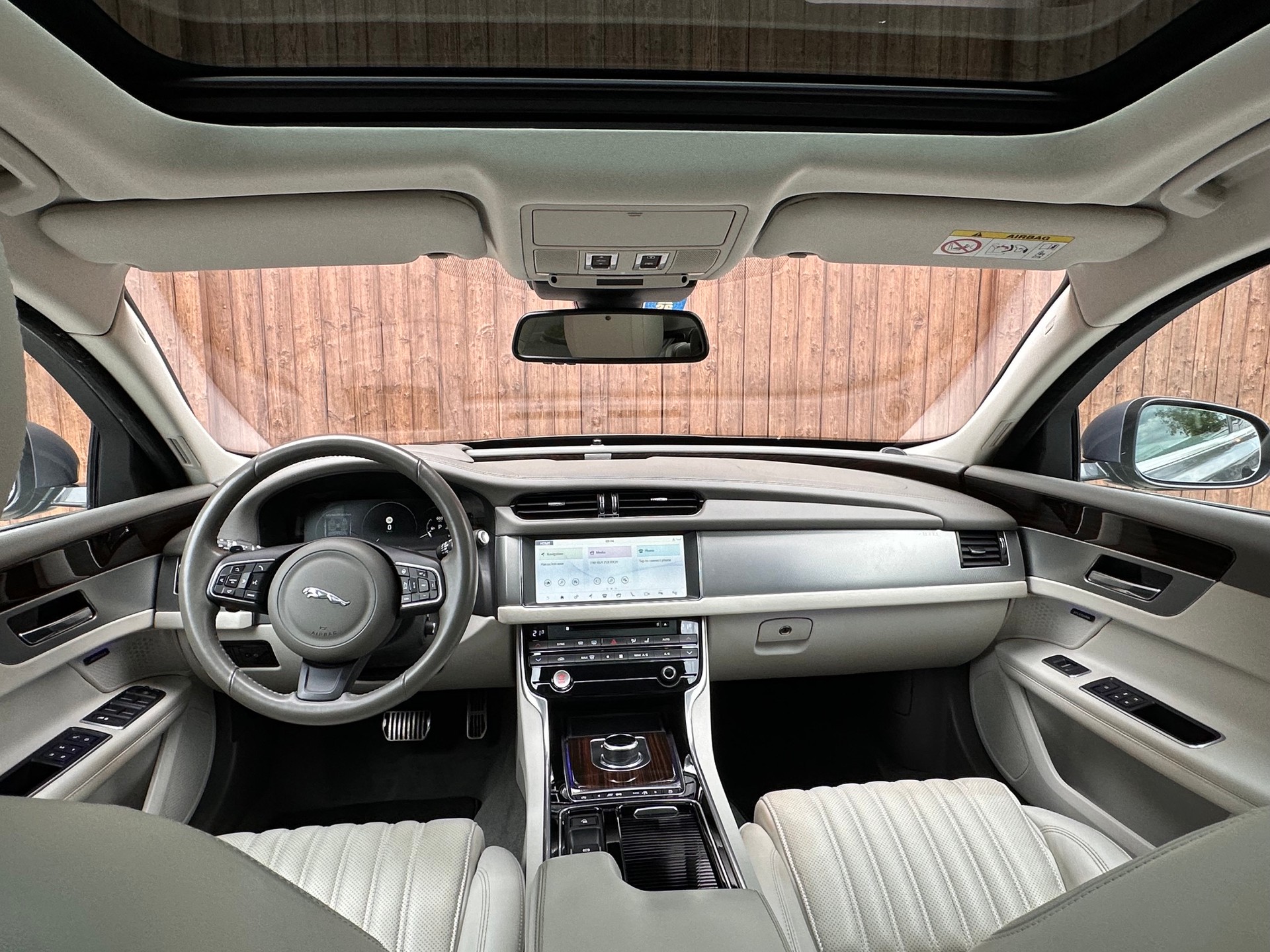 JAGUAR XF 35t Portfolio AWD-image-13