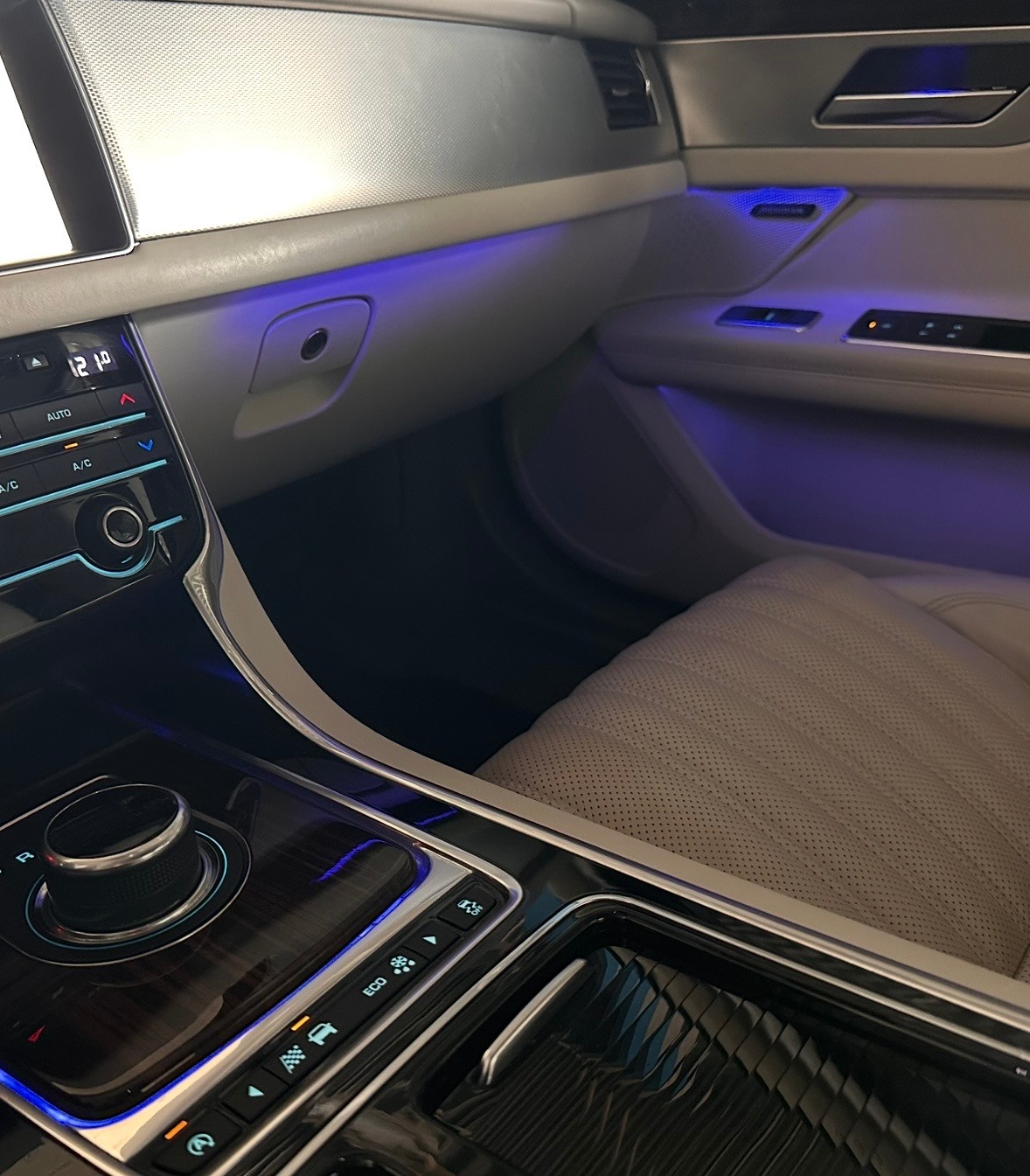 JAGUAR XF 35t Portfolio AWD-image-23
