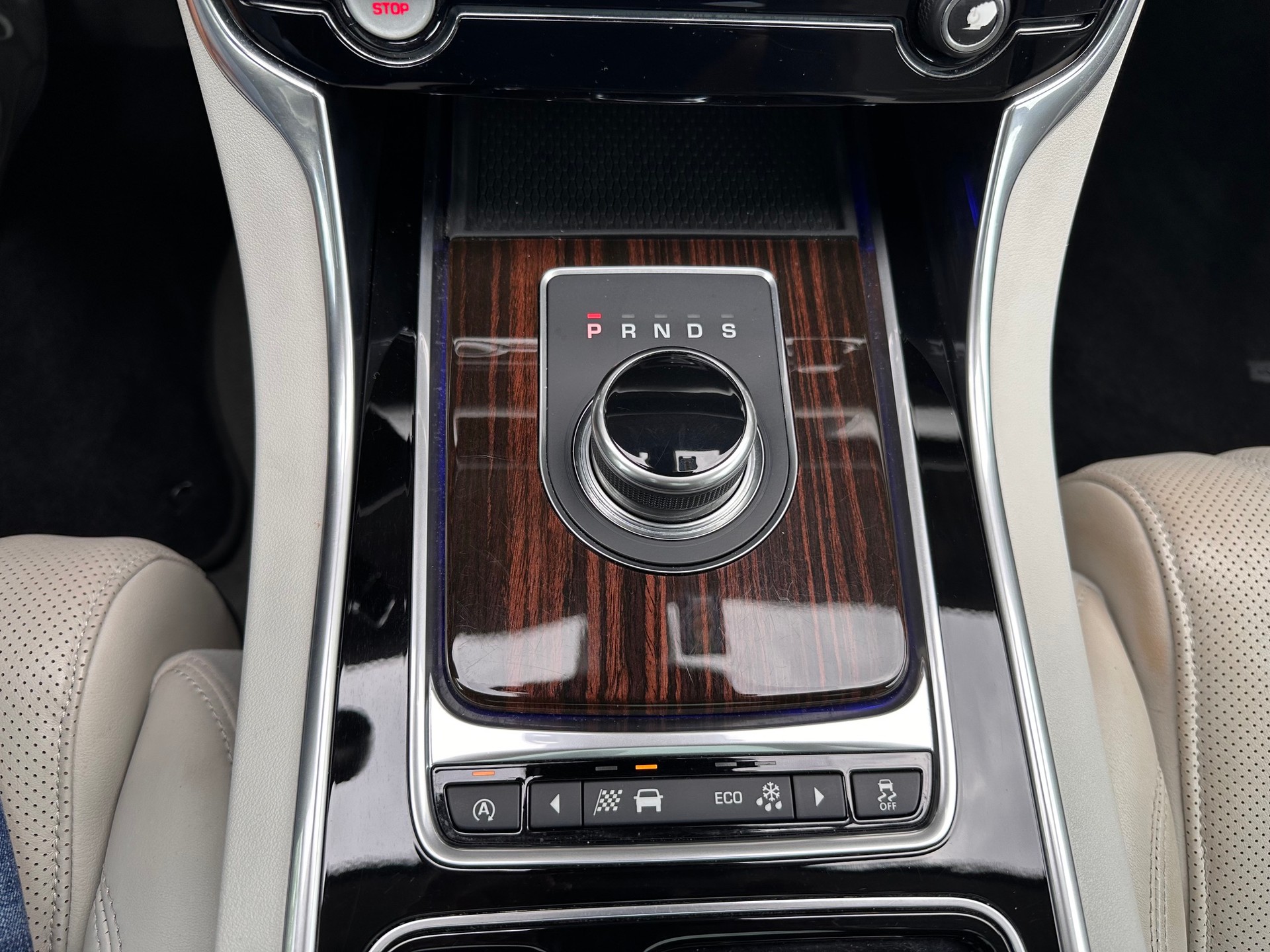 JAGUAR XF 35t Portfolio AWD-image-22