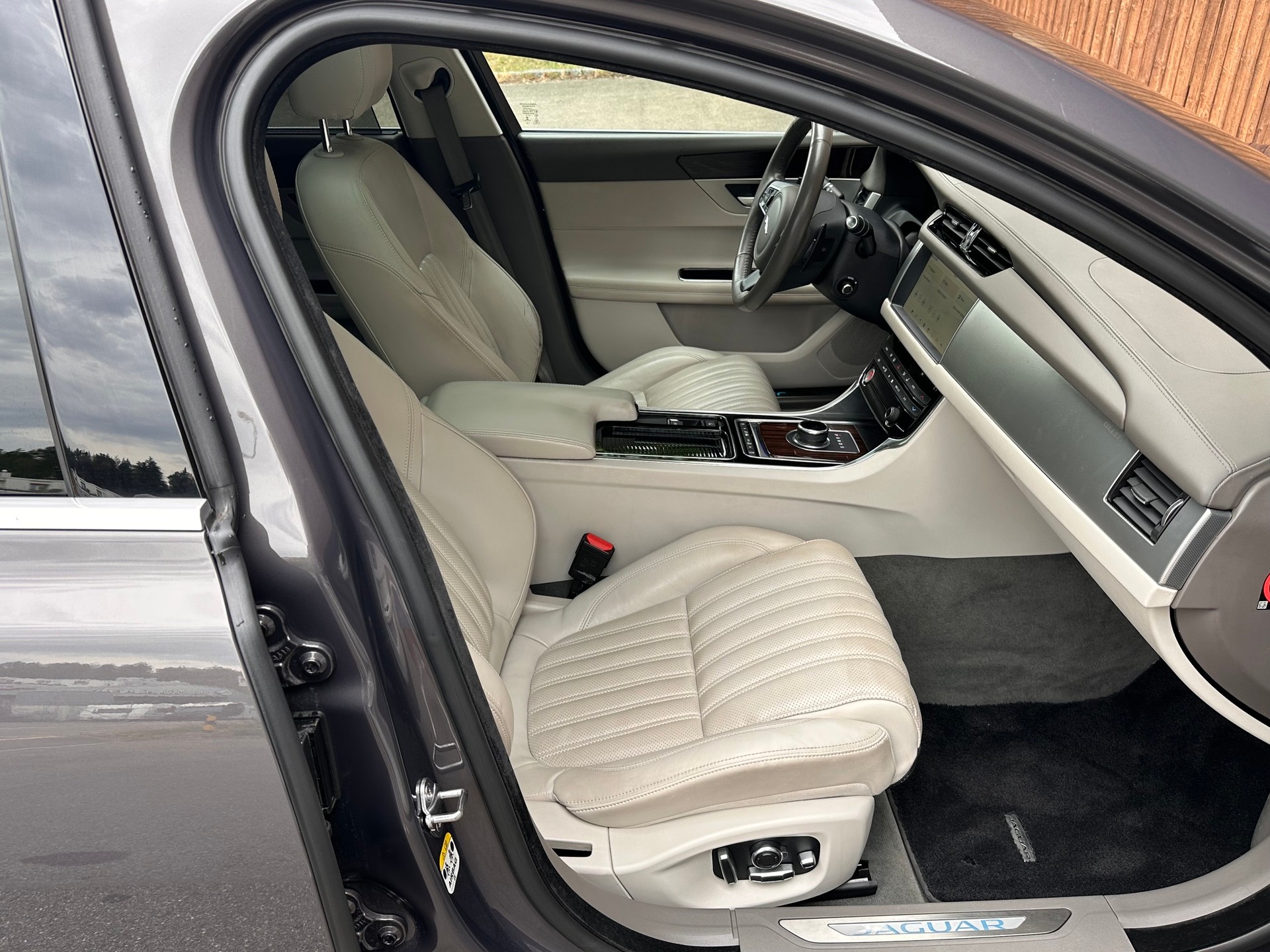 JAGUAR XF 35t Portfolio AWD-image-15