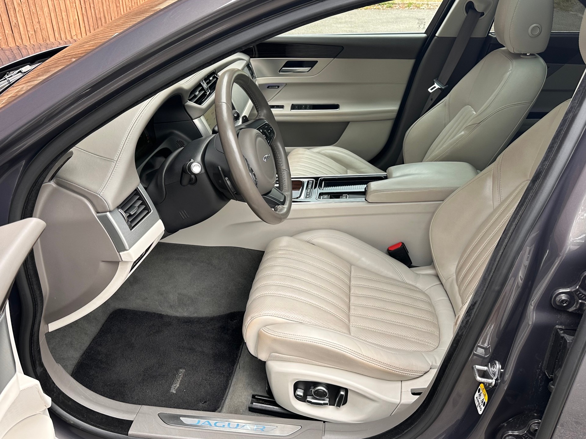 JAGUAR XF 35t Portfolio AWD-image-7