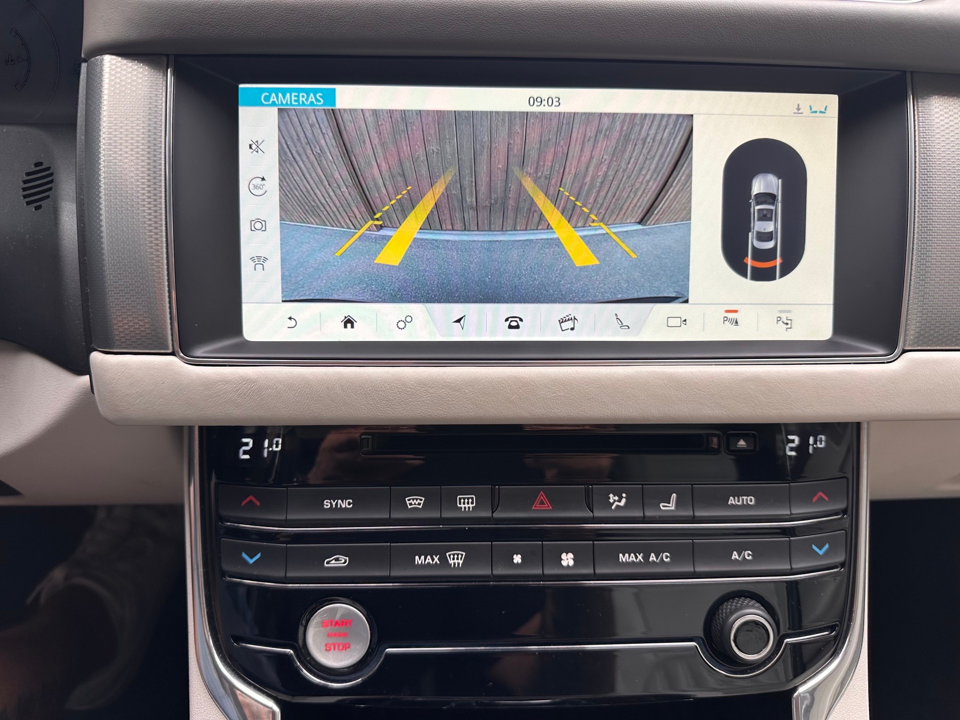 JAGUAR XF 35t Portfolio AWD-image-18