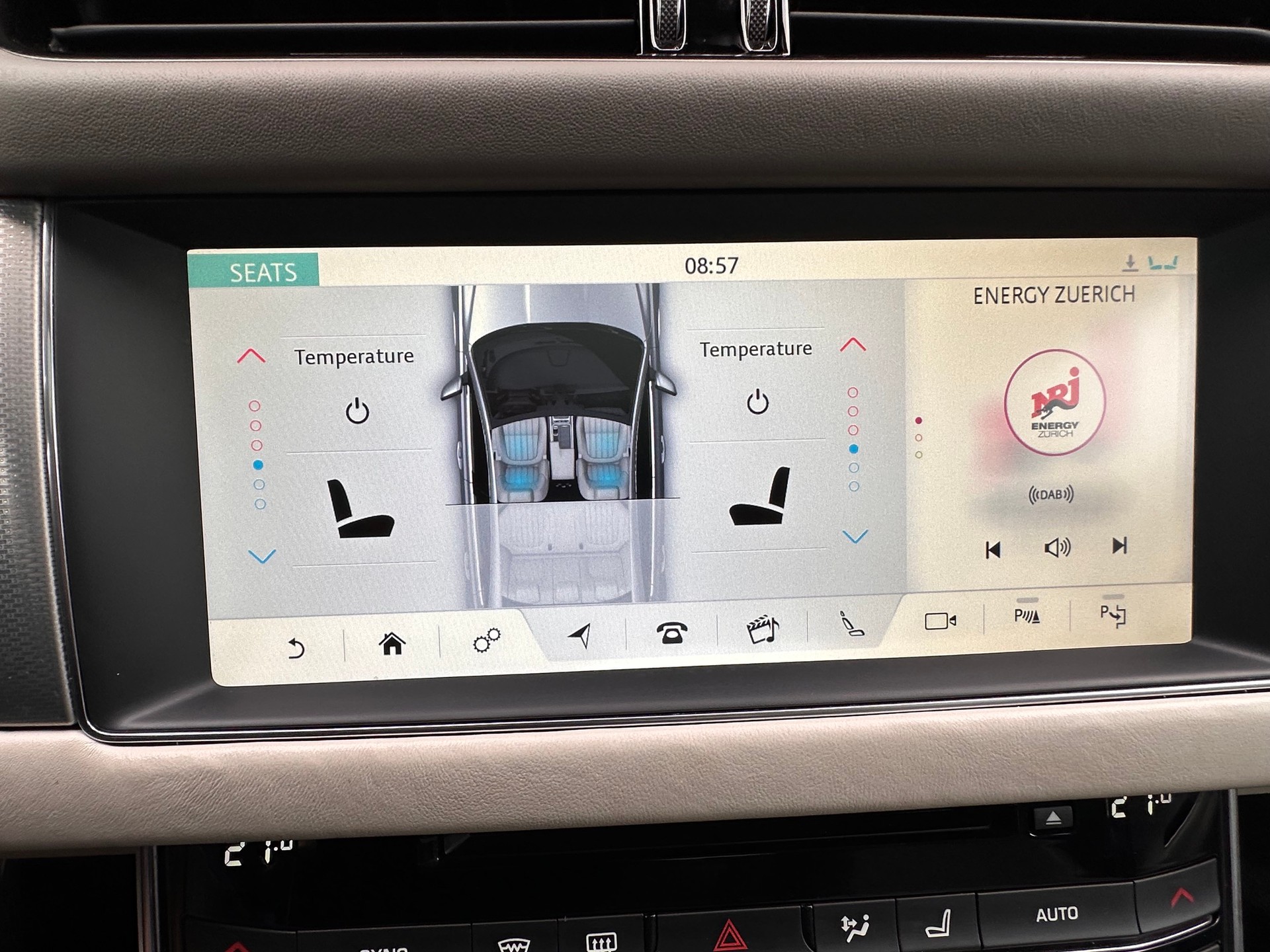 JAGUAR XF 35t Portfolio AWD-image-16