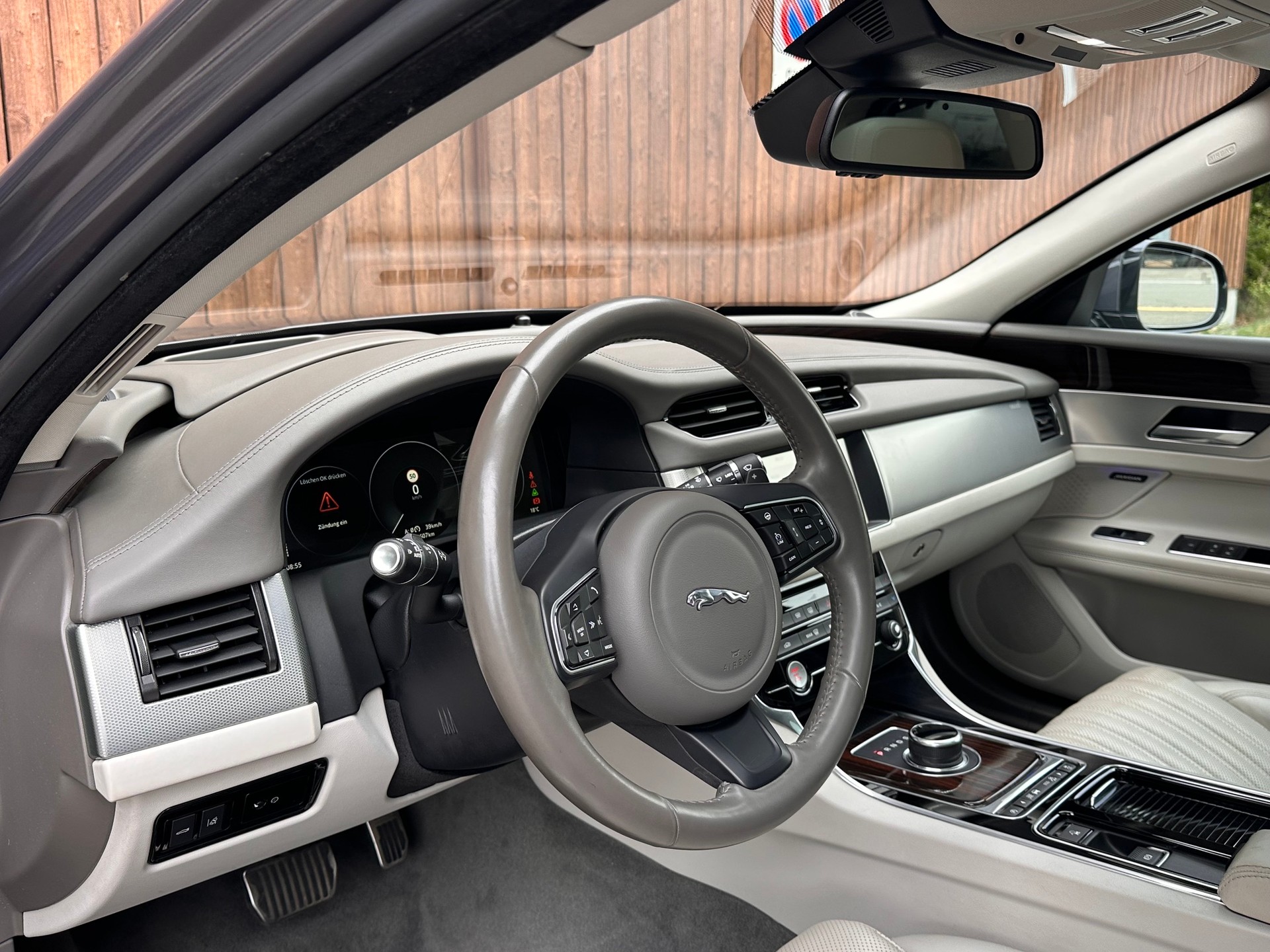JAGUAR XF 35t Portfolio AWD-image-8