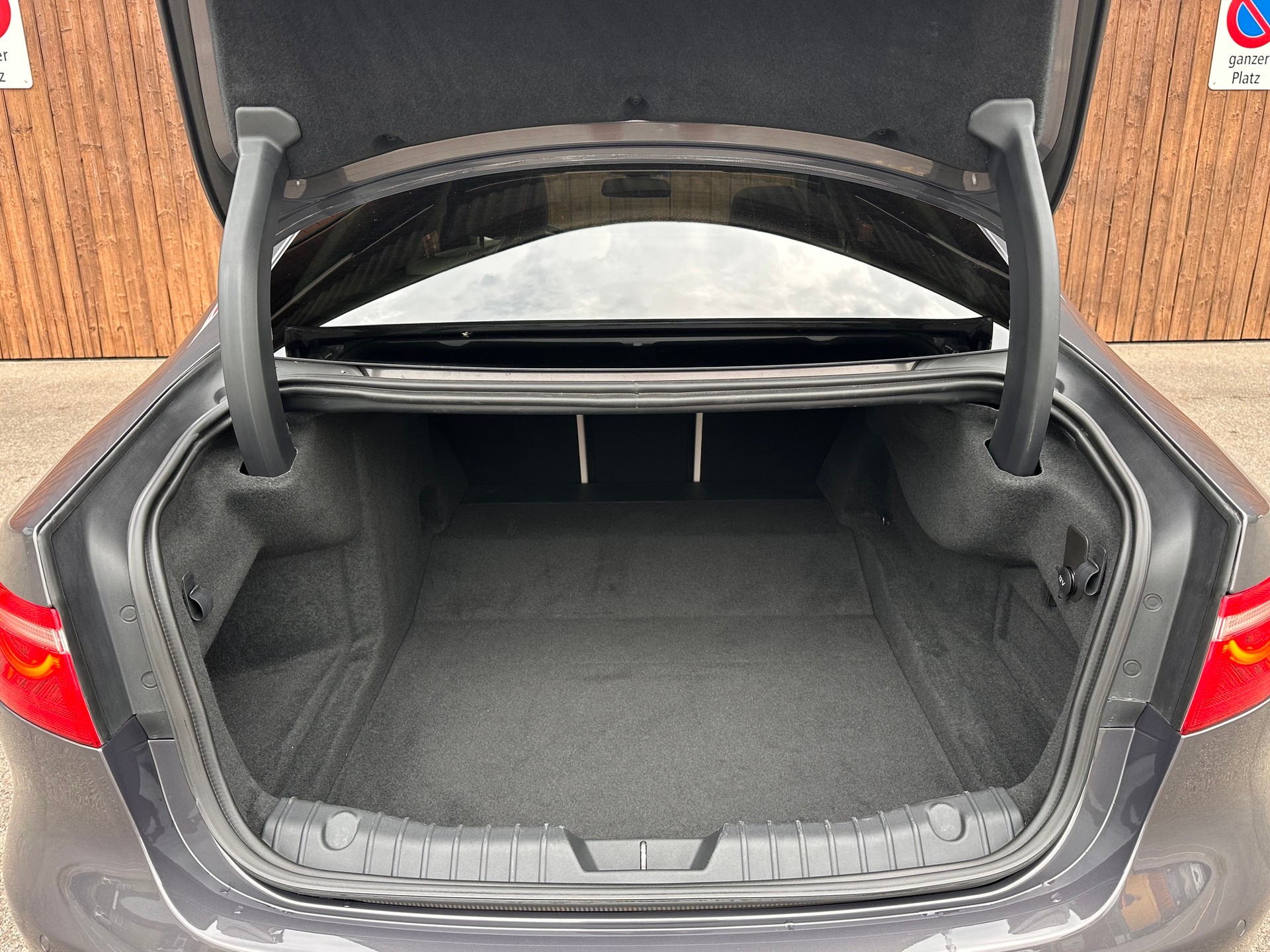 JAGUAR XF 35t Portfolio AWD-image-24