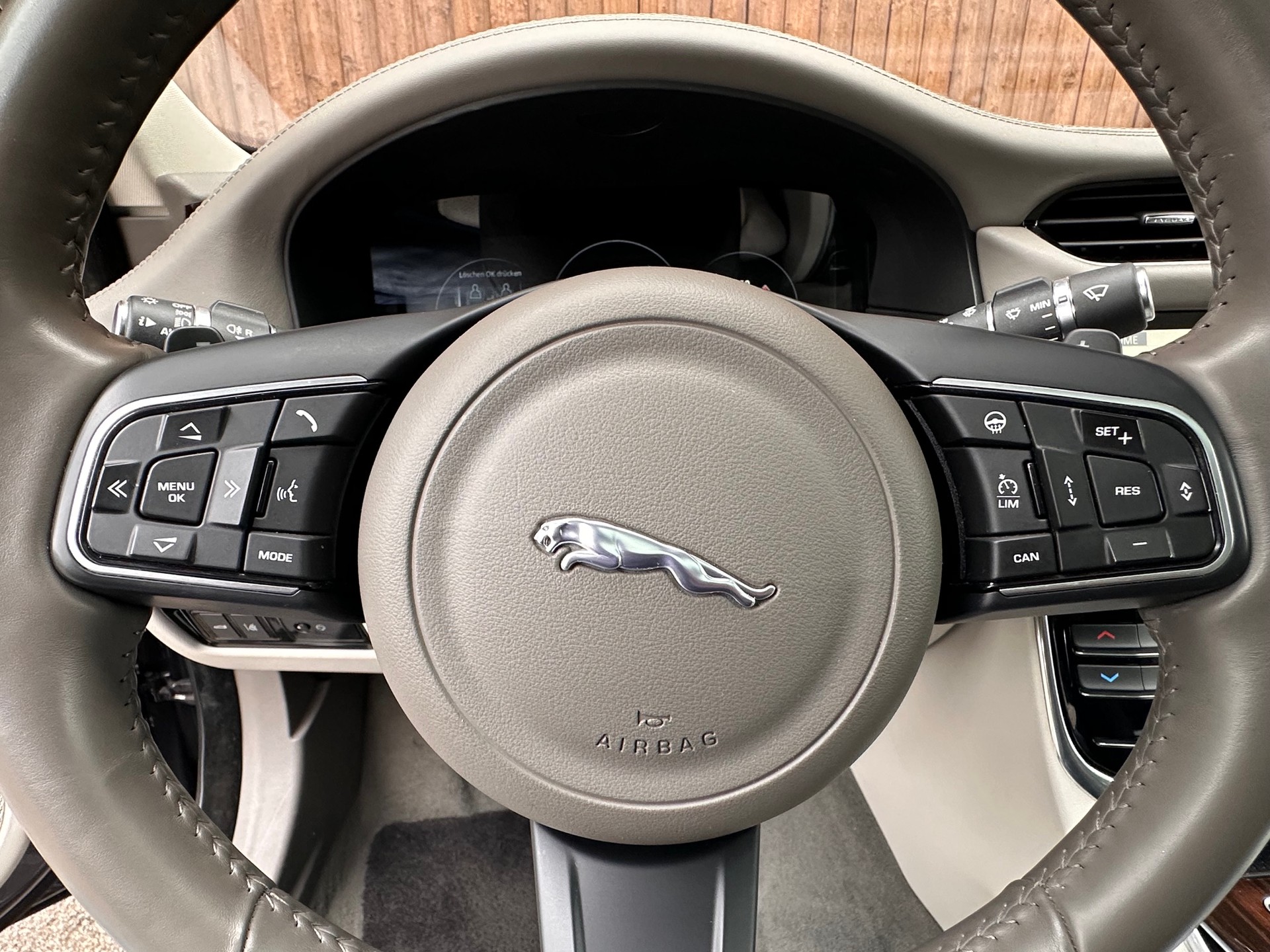 JAGUAR XF 35t Portfolio AWD-image-9