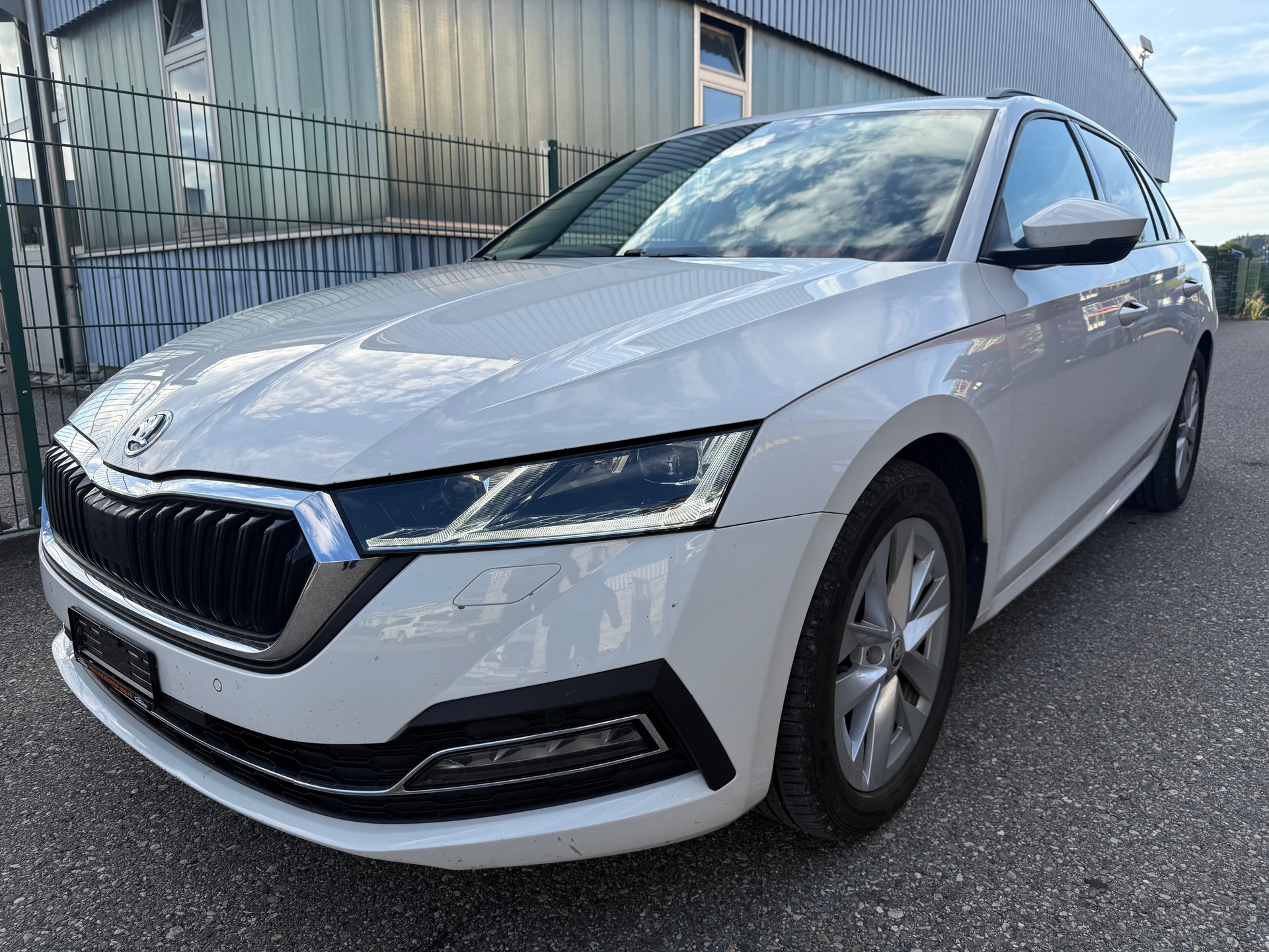 SKODA Octavia Combi 2.0 TDI DSG Ambition-image-0