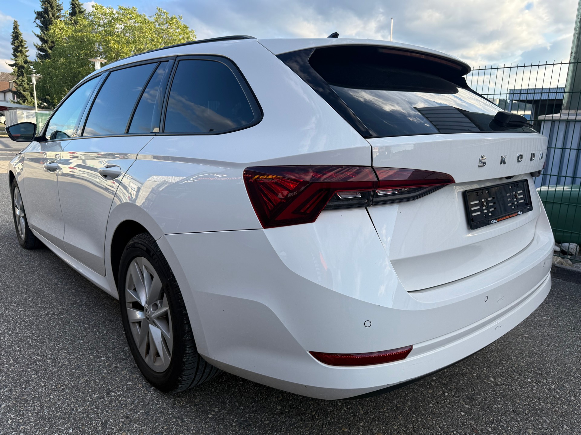 SKODA Octavia Combi 2.0 TDI DSG Ambition-image-5