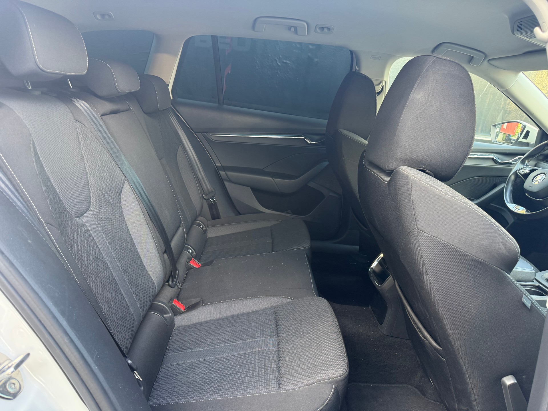SKODA Octavia Combi 2.0 TDI DSG Ambition-image-11